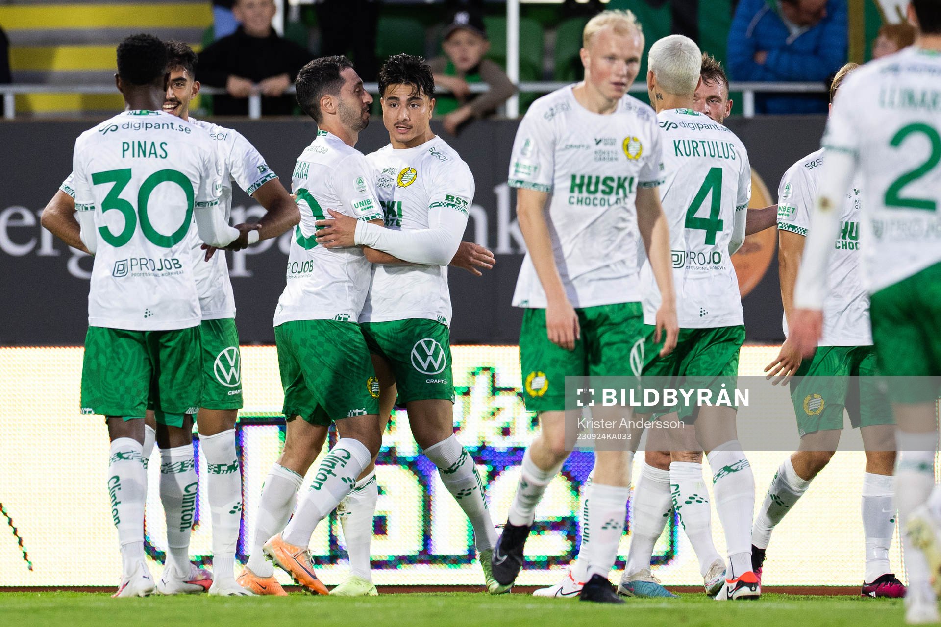 Hammarbys Jusef Erabi jublar med lagkamrater