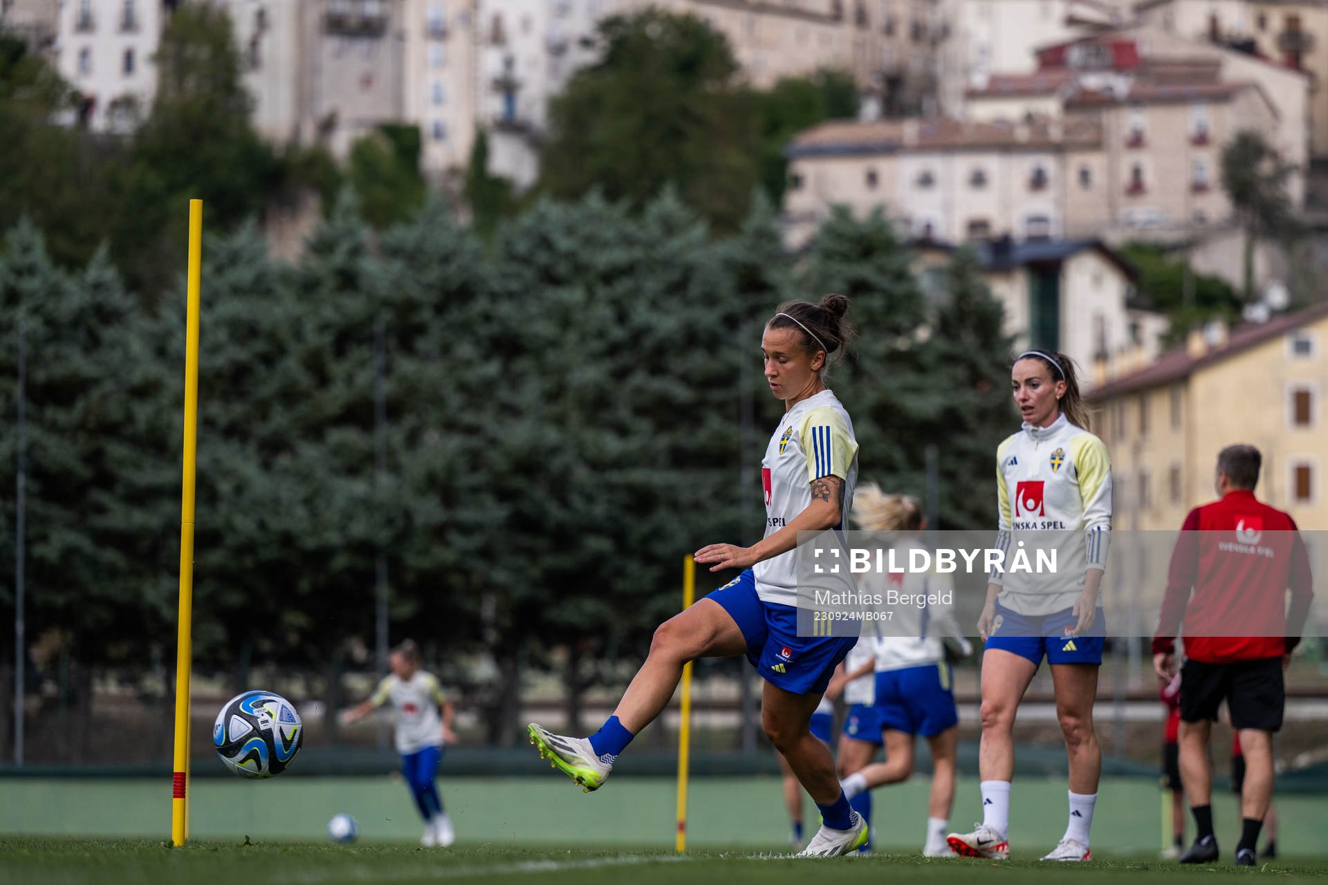 Julia Zigotti Olme and Kosovare Asllani of the Swedish