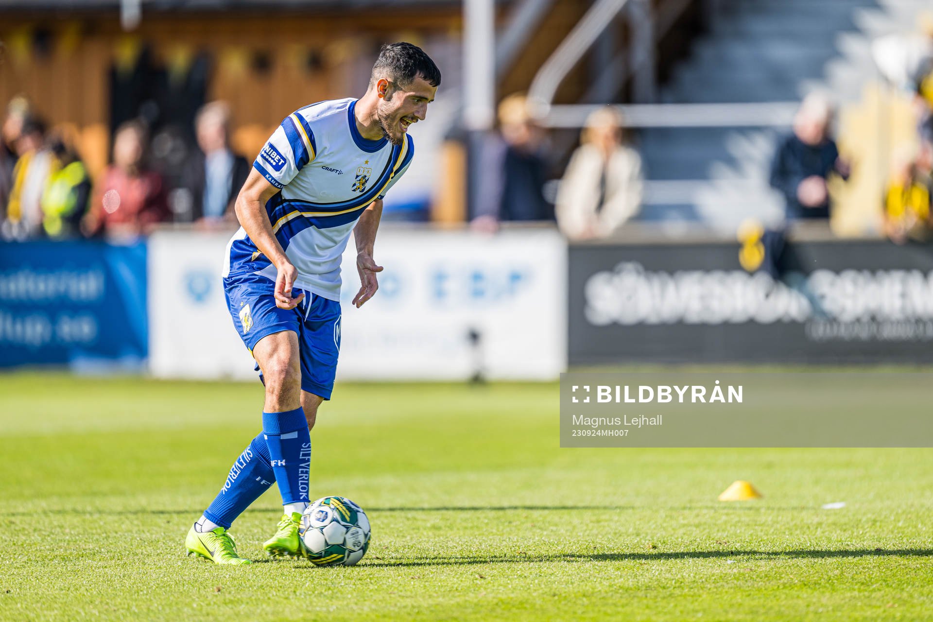 IFK Göteborgs Astrit Selmani under värmningen inför fotbollsmatchen i Allsvenskan mellan Mjällby och IFK Göteborg den 24 september 2023 i Hällevik.