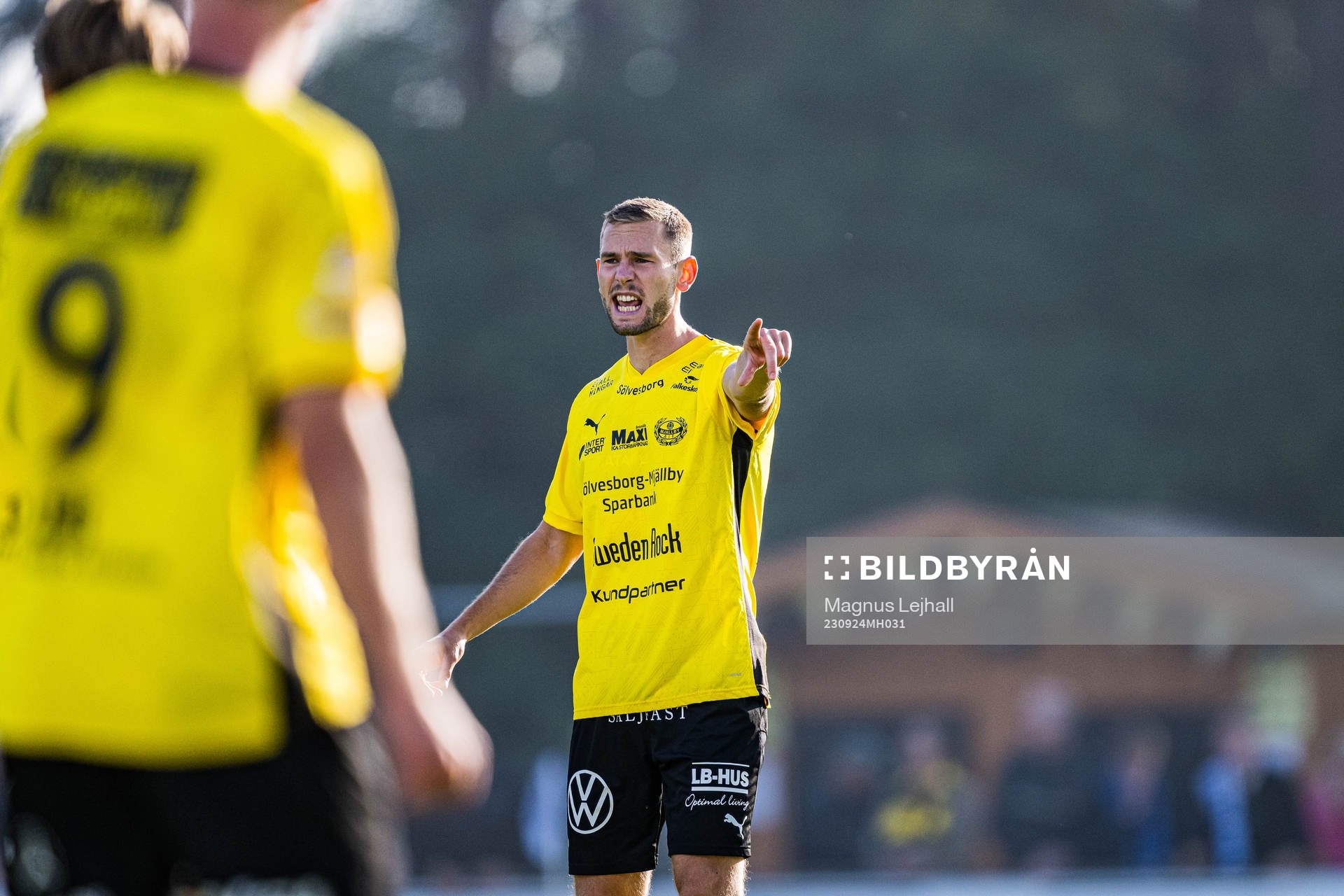 Mjällbys Adam Petersson reagerar