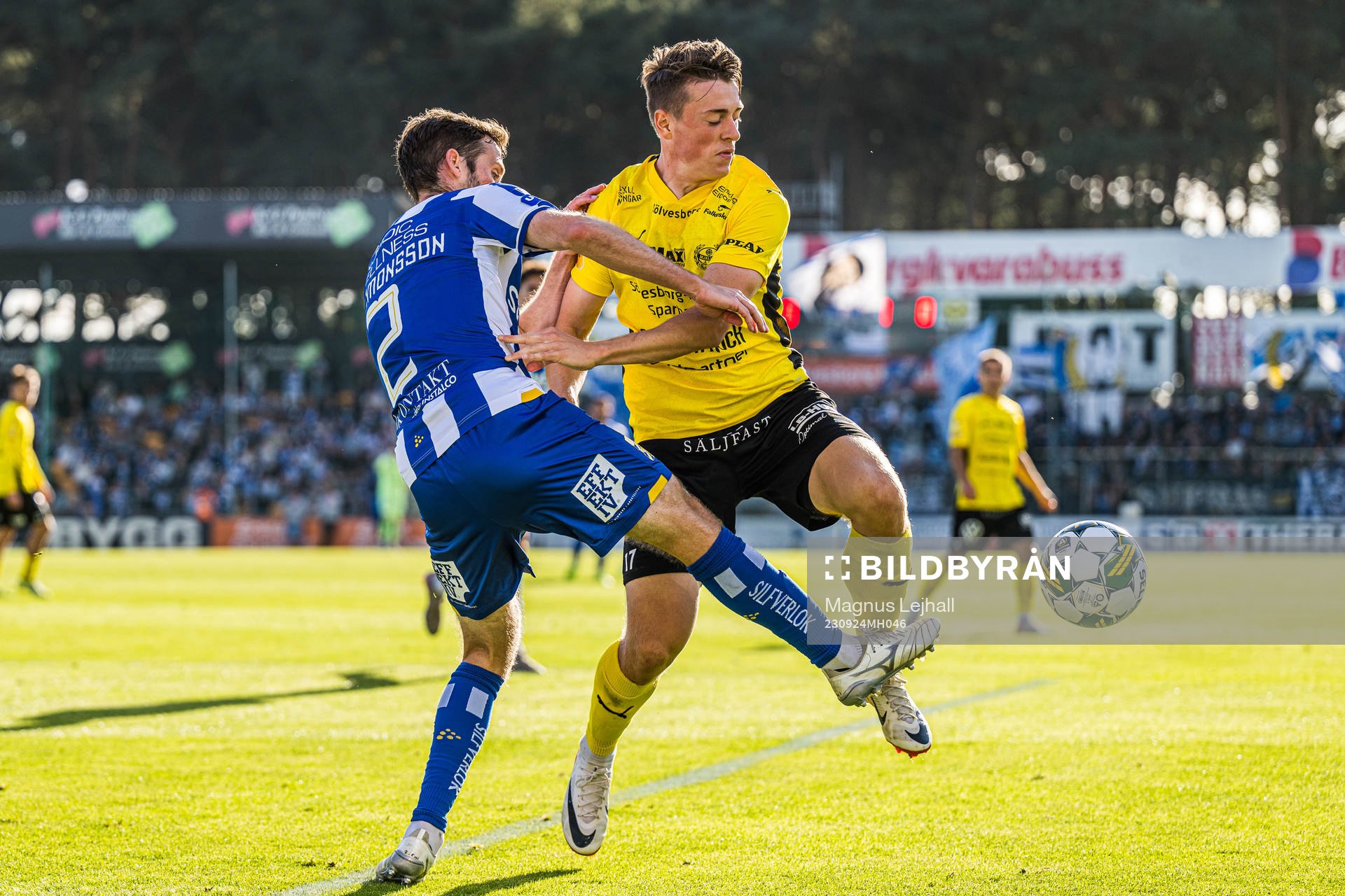Mjällbys Elliot Stroud och IFK Göteborgs Emil Salomonsson