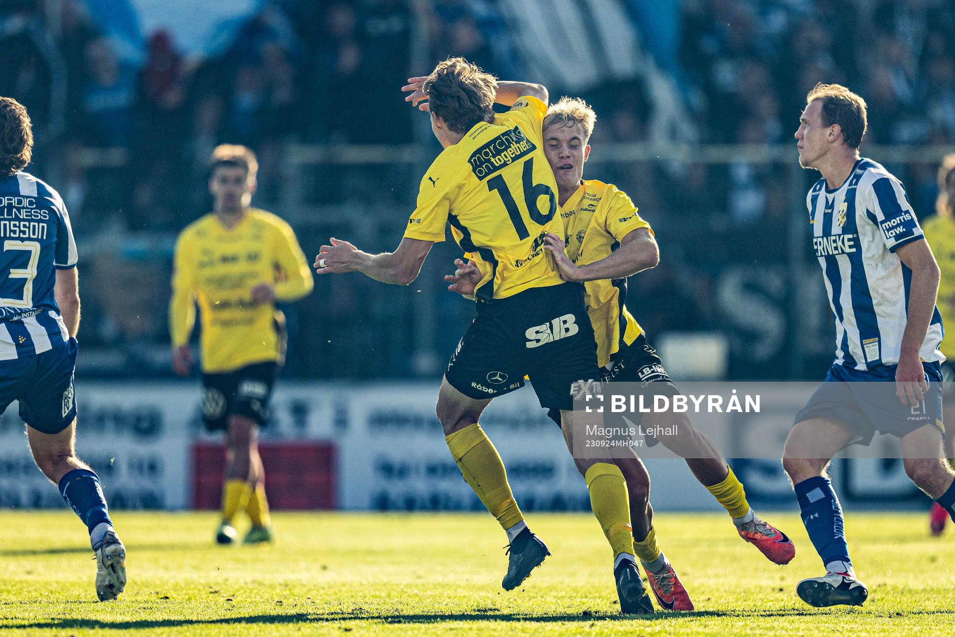 Mjällbys Alexander Johansson och Max Fenger kolliderar