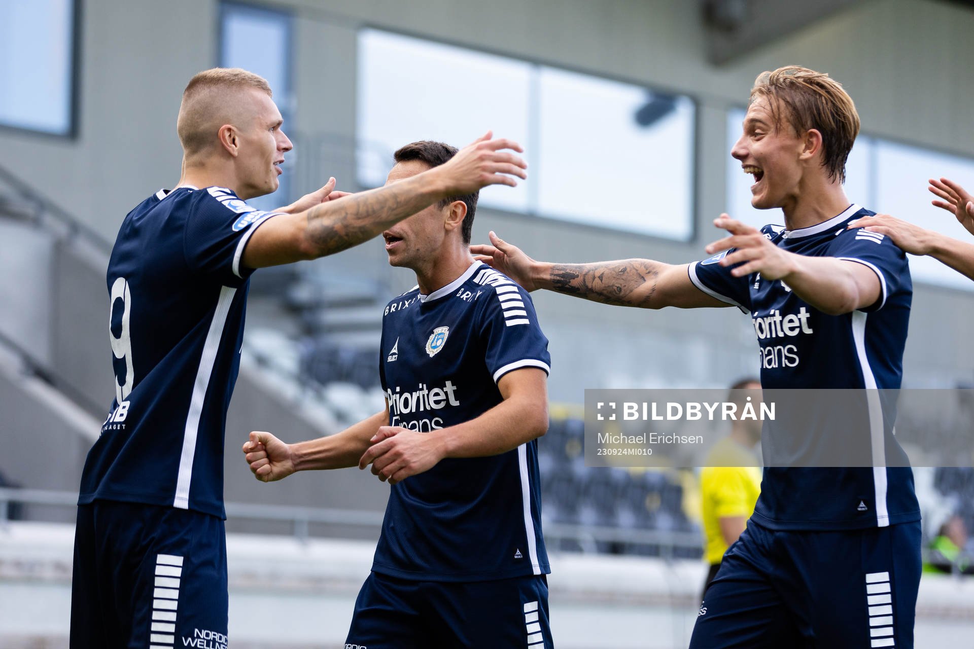 Utsiktens Lucas Hedlund jublar med Predrag Randelovic och Linus Carlstrand efter 2-0 under fotbollsmatchen i Superettan mellan Utsikten och Trelleborg den 24 september 2023 i Göteborg.