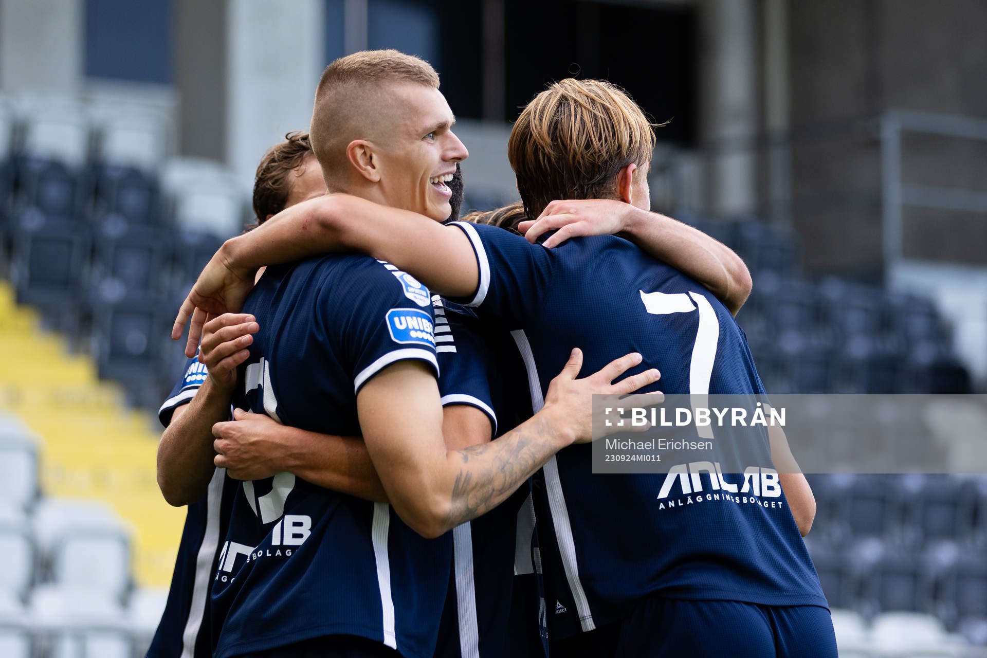Utsiktens Lucas Hedlund jublar med lagkamrater efter 2-0 under fotbollsmatchen i Superettan mellan Utsikten och Trelleborg den 24 september 2023 i Göteborg.