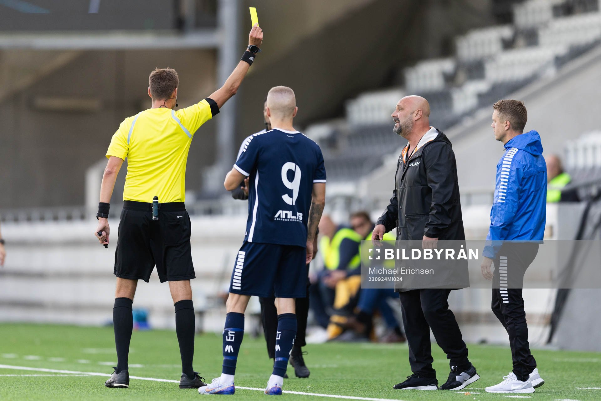 Utsiktens manager Bosko Orovic får en varning av Domare