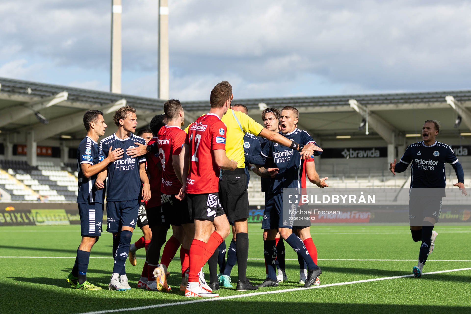 Spelare reagerar mot Domare Magnus Lindgren