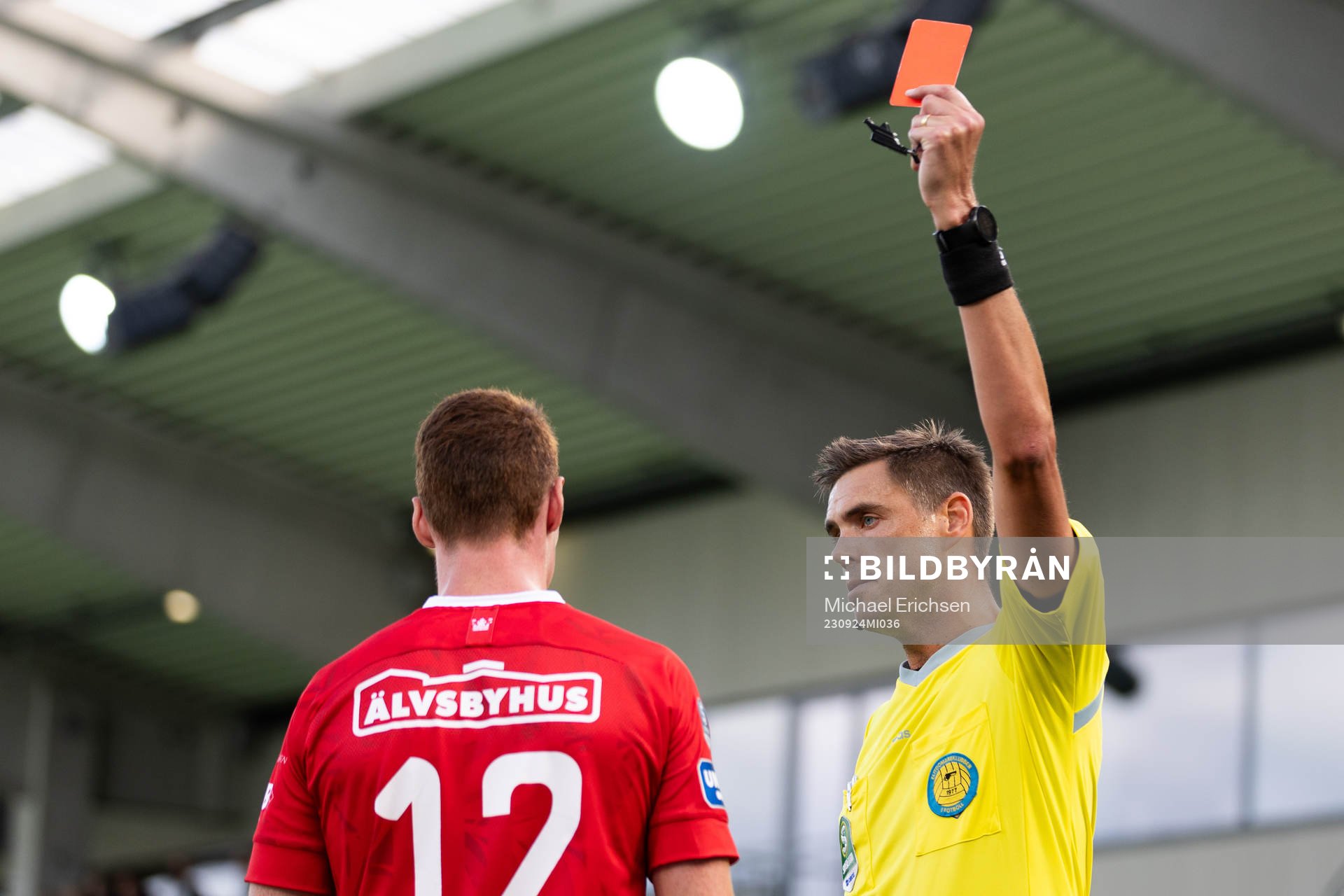 Domare Magnus Lindgren delar ut ett rött kort till