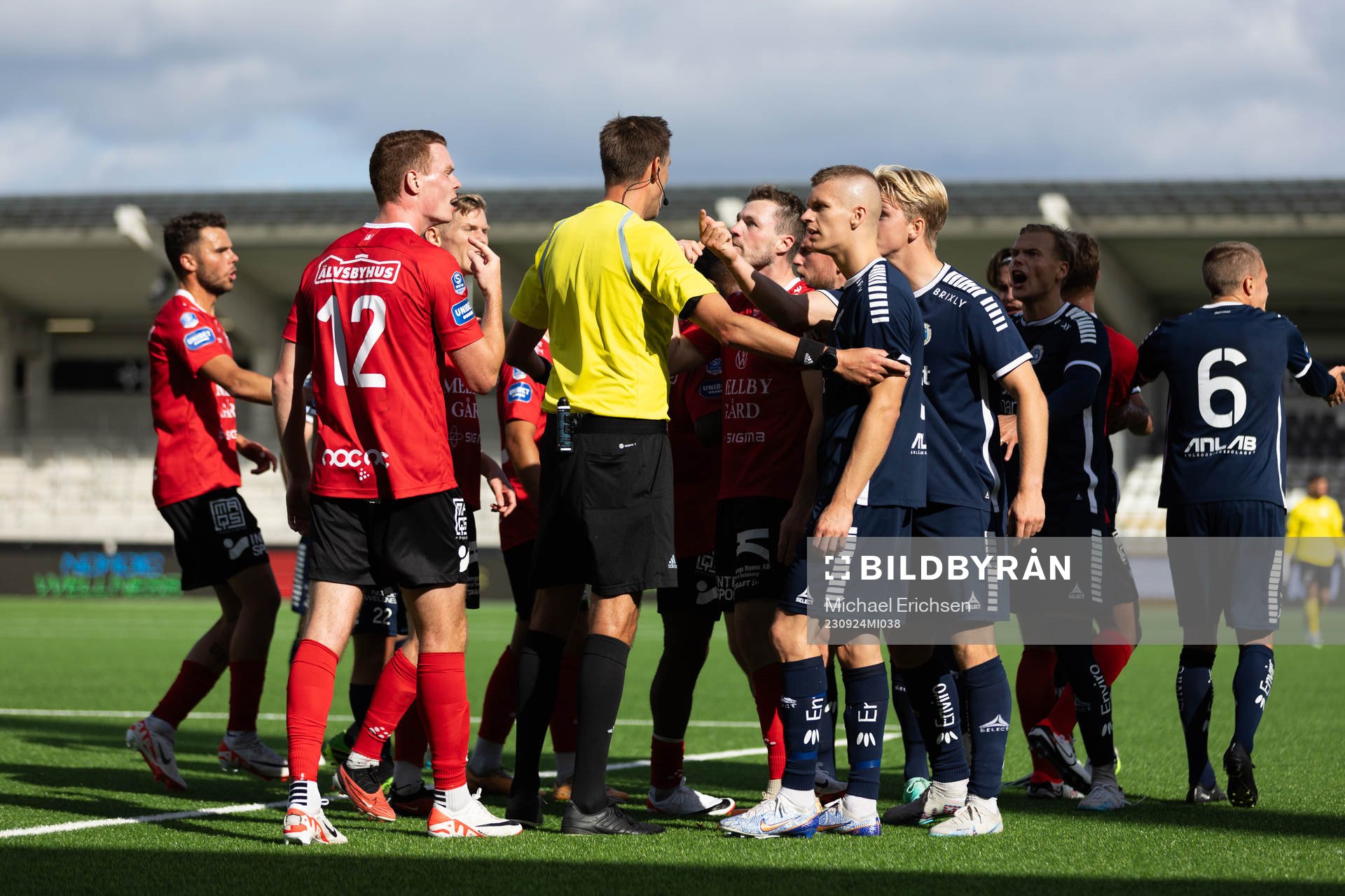 Spelare i Utsiktens reagerar mot Domare Magnus Lindgren