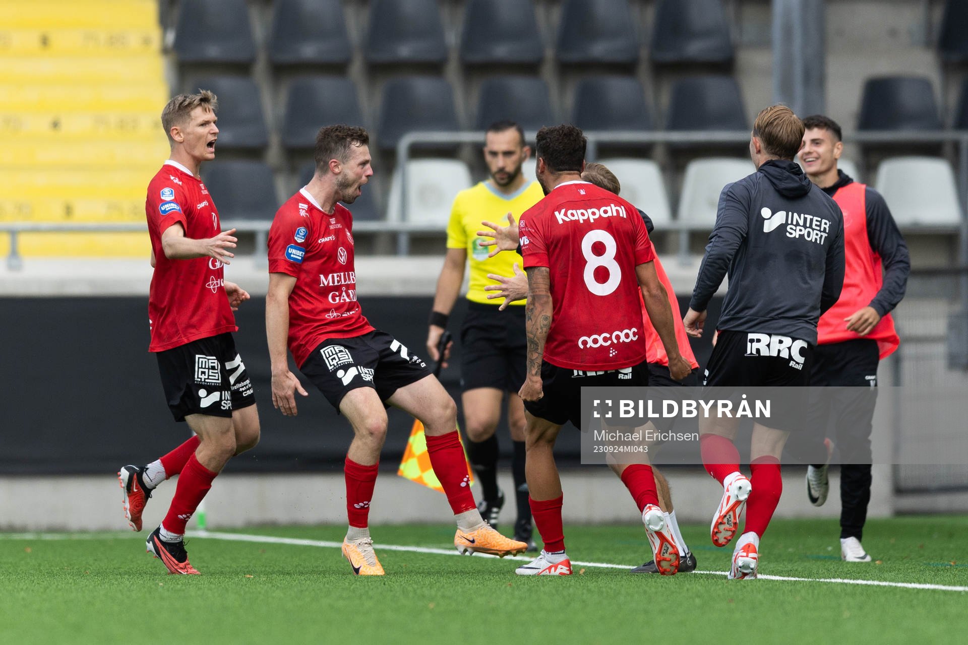 Trelleborgs Nicolas Mortensen jublar med lagkamrater efter 2-3 under fotbollsmatchen i Superettan mellan Utsikten och Trelleborg den 24 september 2023 i Göteborg.