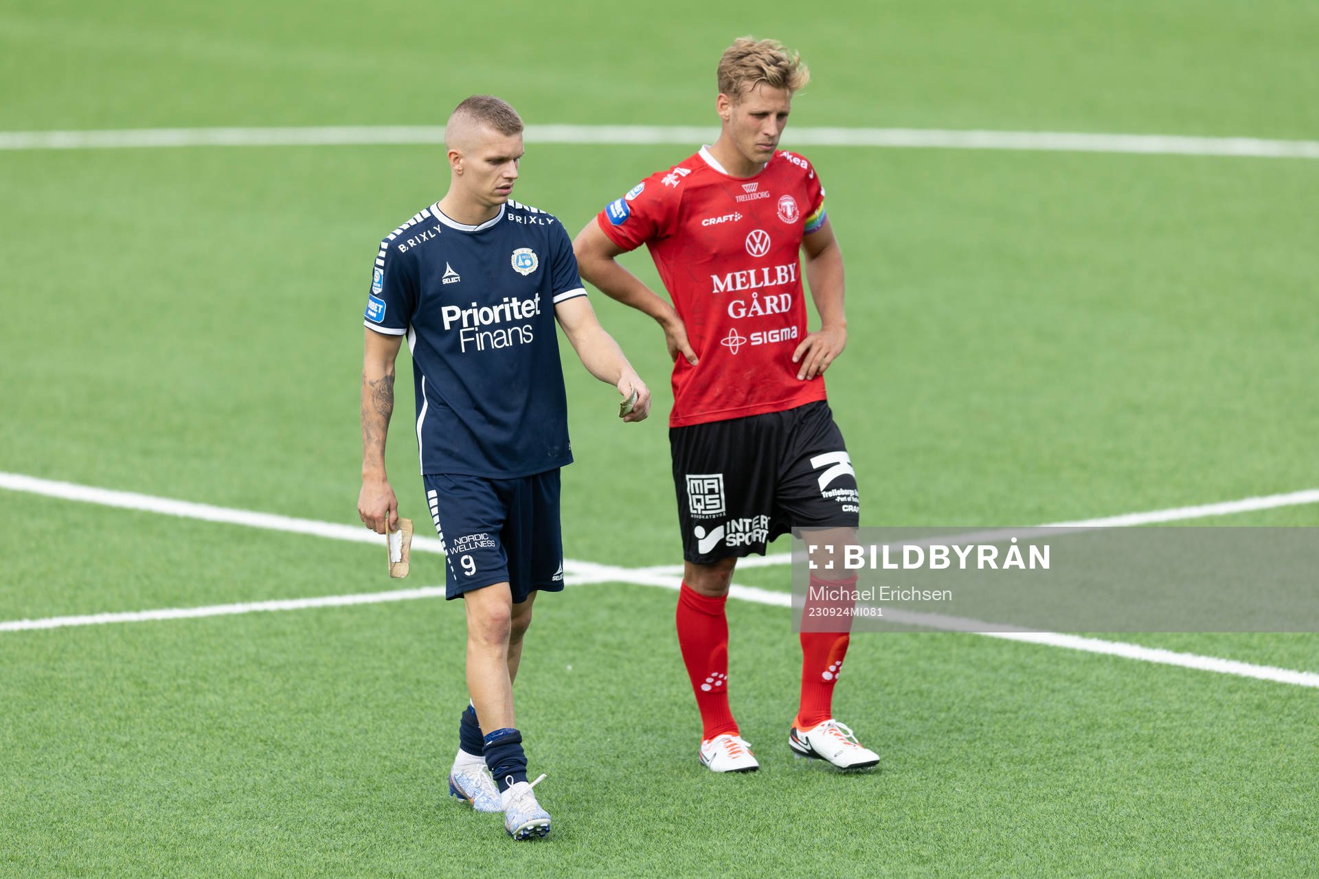 Utsiktens Lucas Hedlund och Trelleborgs Herman Hallberg efter fotbollsmatchen i Superettan mellan Utsikten och Trelleborg den 24 september 2023 i Göteborg.