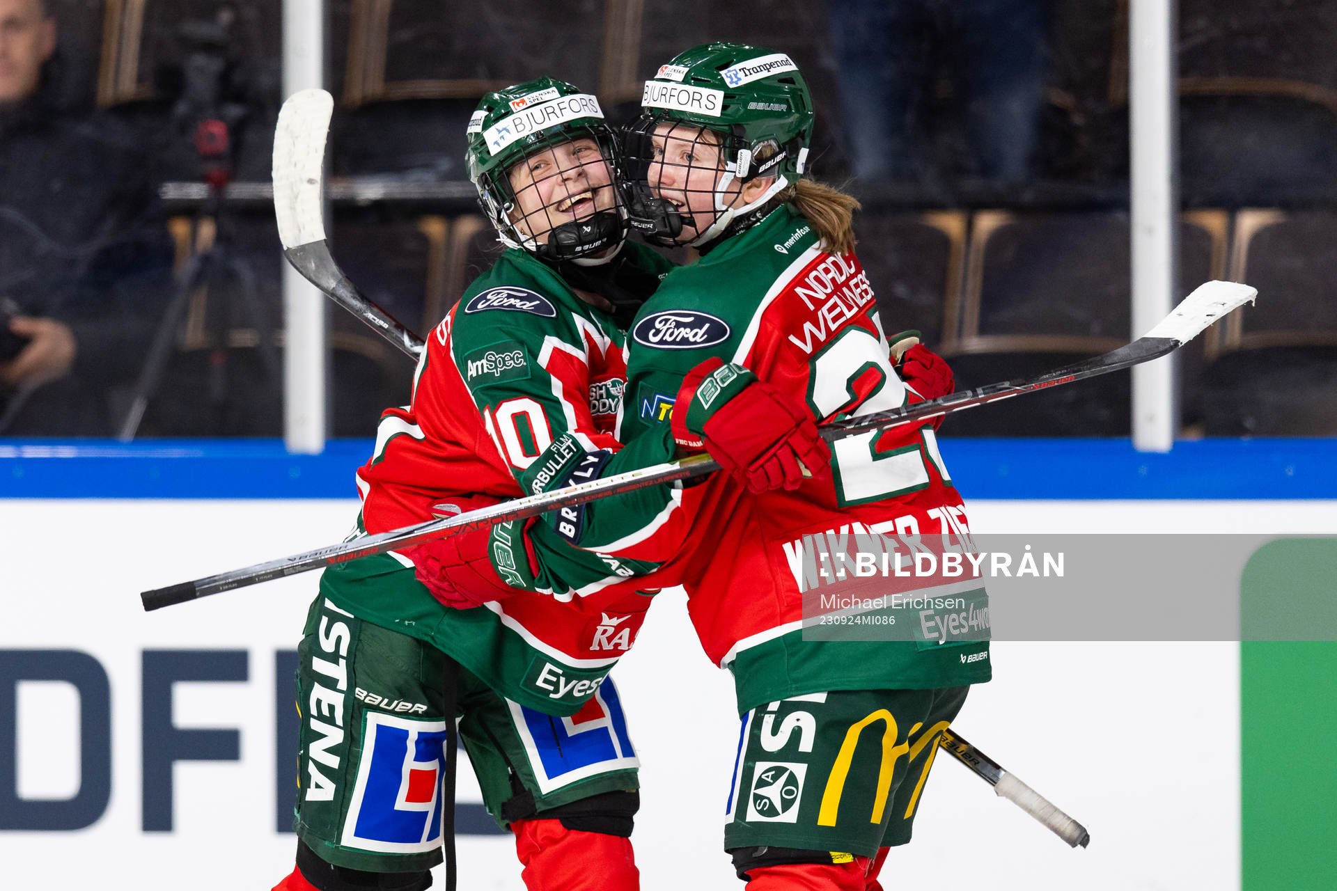Frölundas Emilia Vesa jublar ihop med Felizia Wikner
