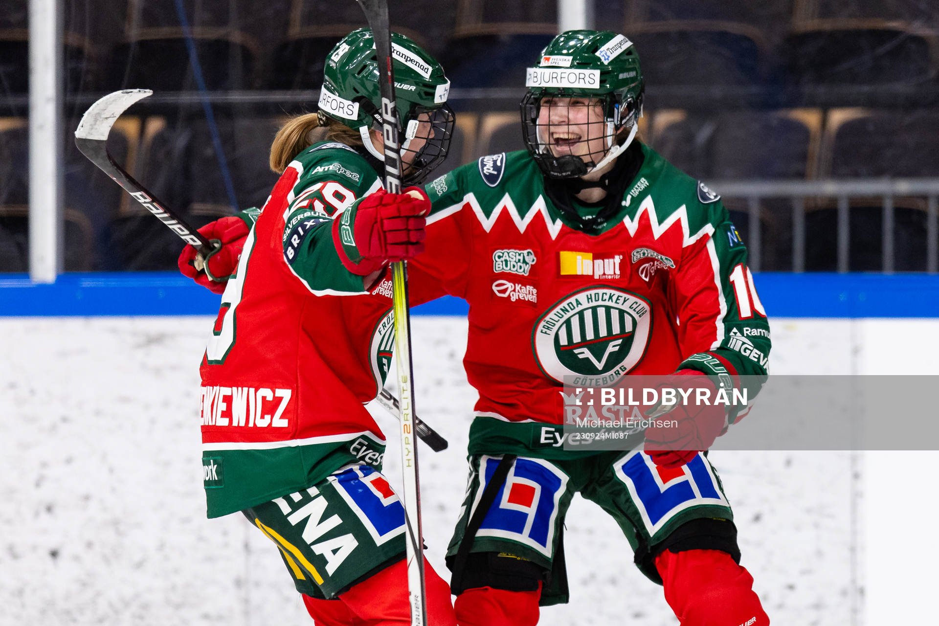 Frölundas Emilia Vesa jublar ihop med Felizia Wikner