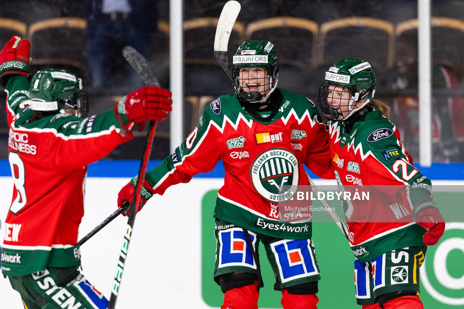 Frölundas Emilia Vesa jublar ihop med Lindsay Agnew och