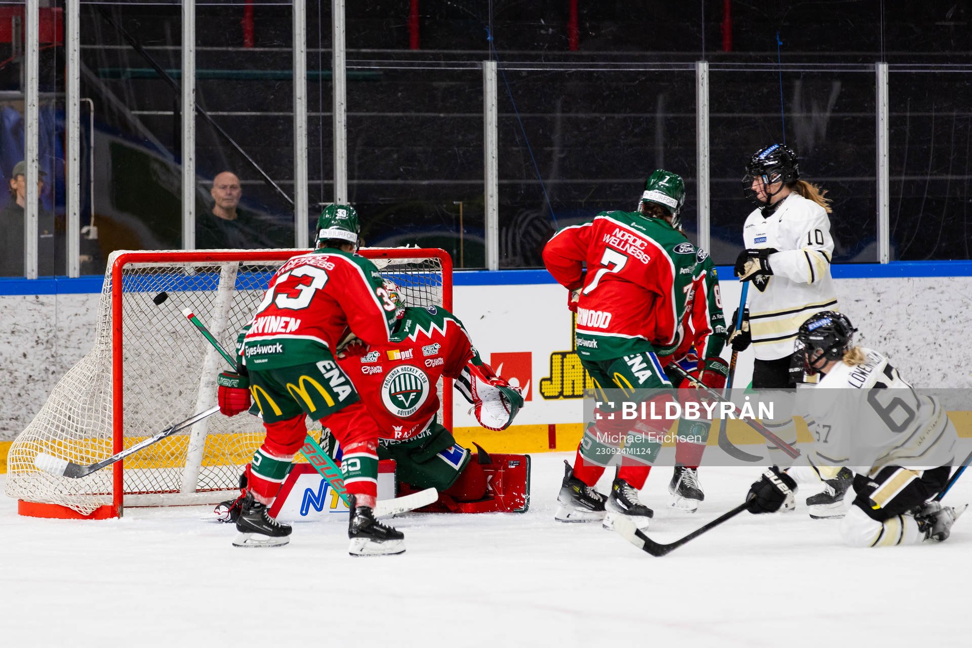 SDEs Michelle Löwenhielm skjuter 2-2 i mål bakom