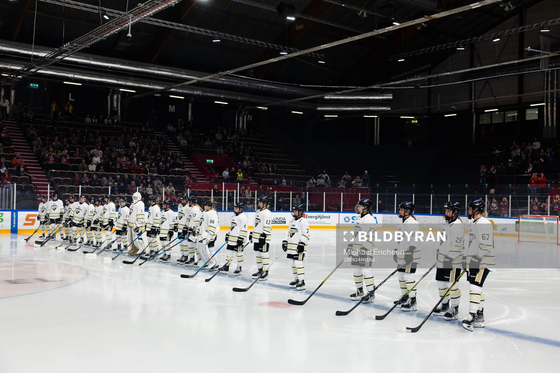 SDEs spelare på line up innan ishockeymatchen i SDHL