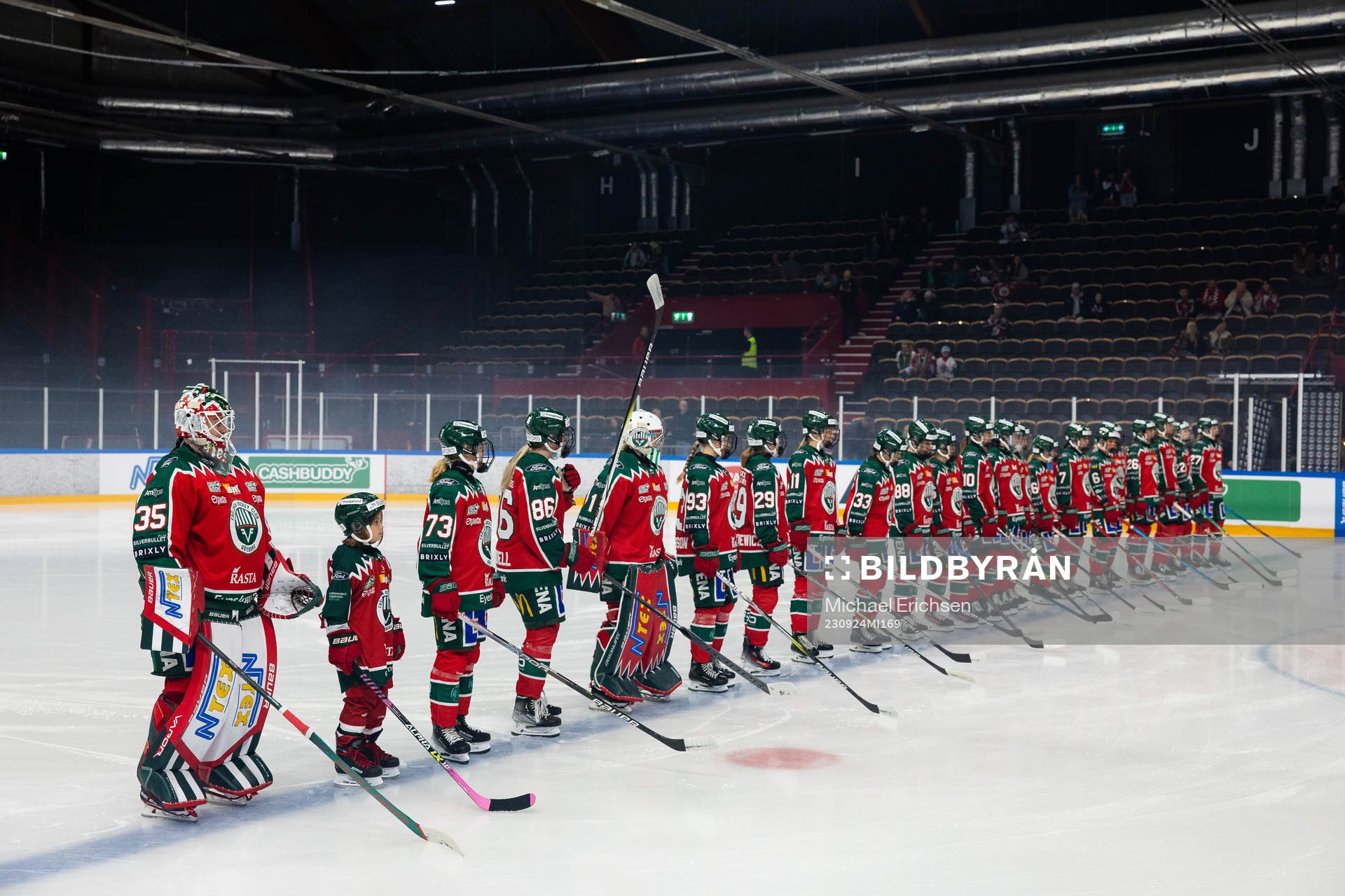Frölundas spelare på line up innan ishockeymatchen i SDHL