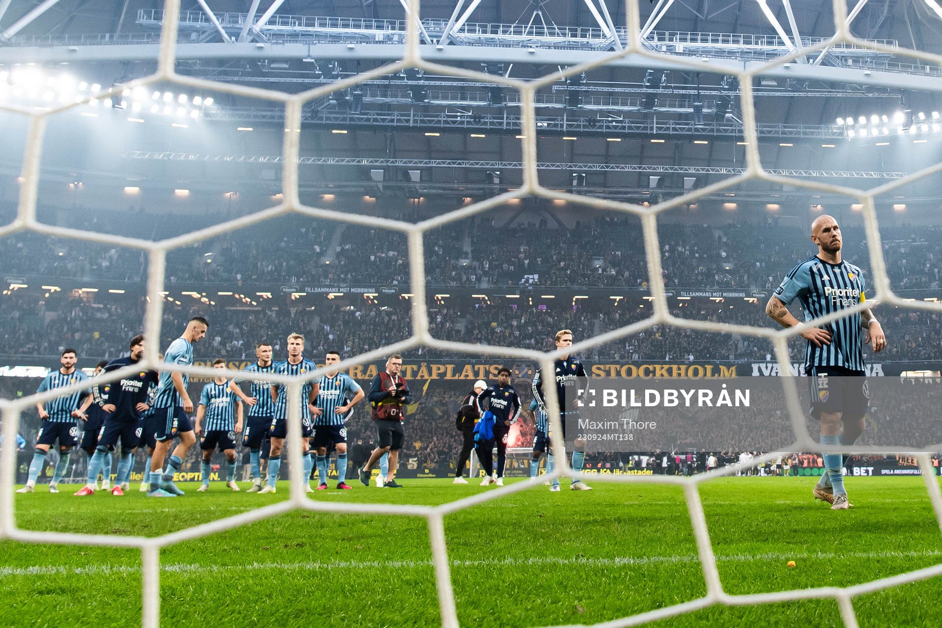 Djurgårdens Magnus Eriksson (till höger) deppar med