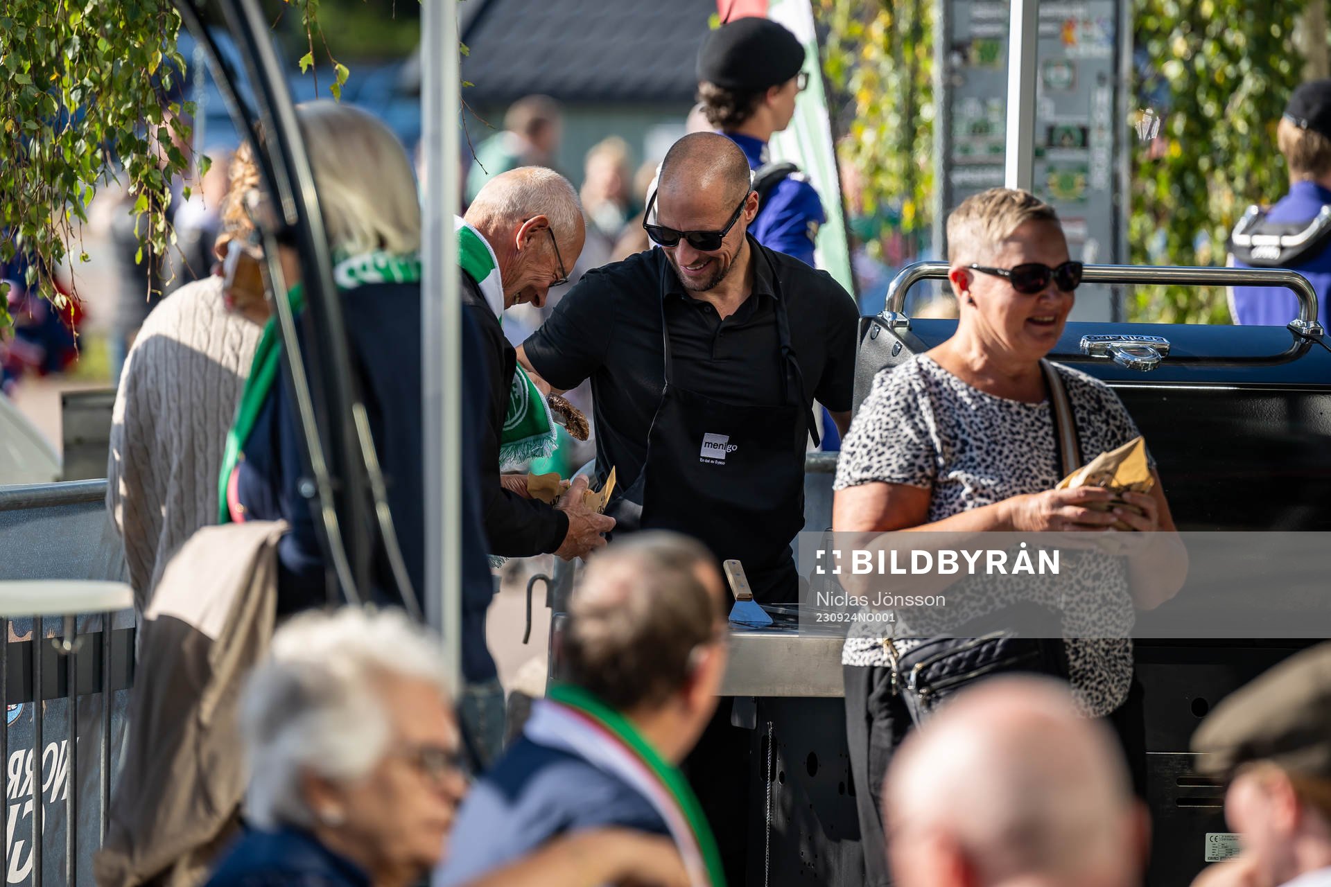Rögles sportchef Chris Abbott grillar korv