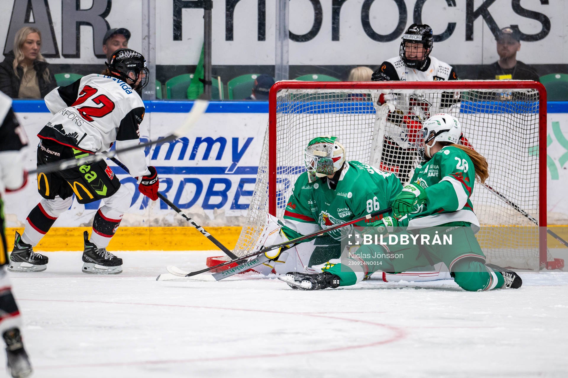 Malmö Redhawks Tyra Jönsson gör 0-2 bakom Rögles