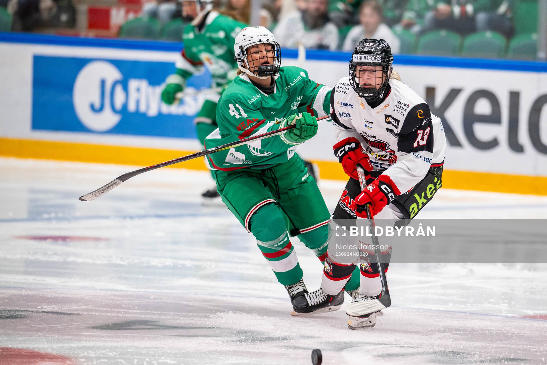 Rögles Emilia Rydell och Malmö Redhawks Nele Bachmann
