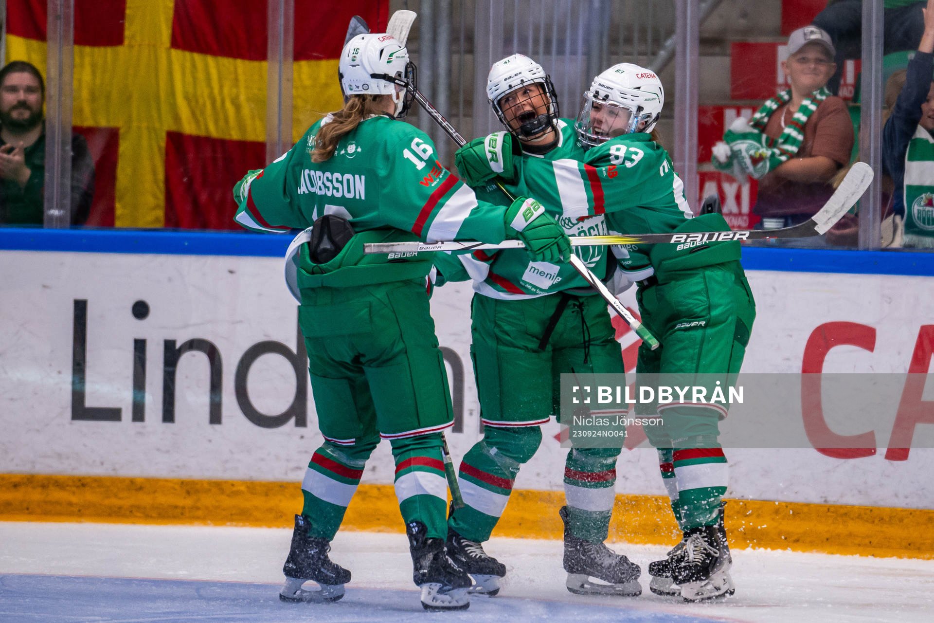 Rögles Emilia Rydell och Megan Christine Holzhuter jublar