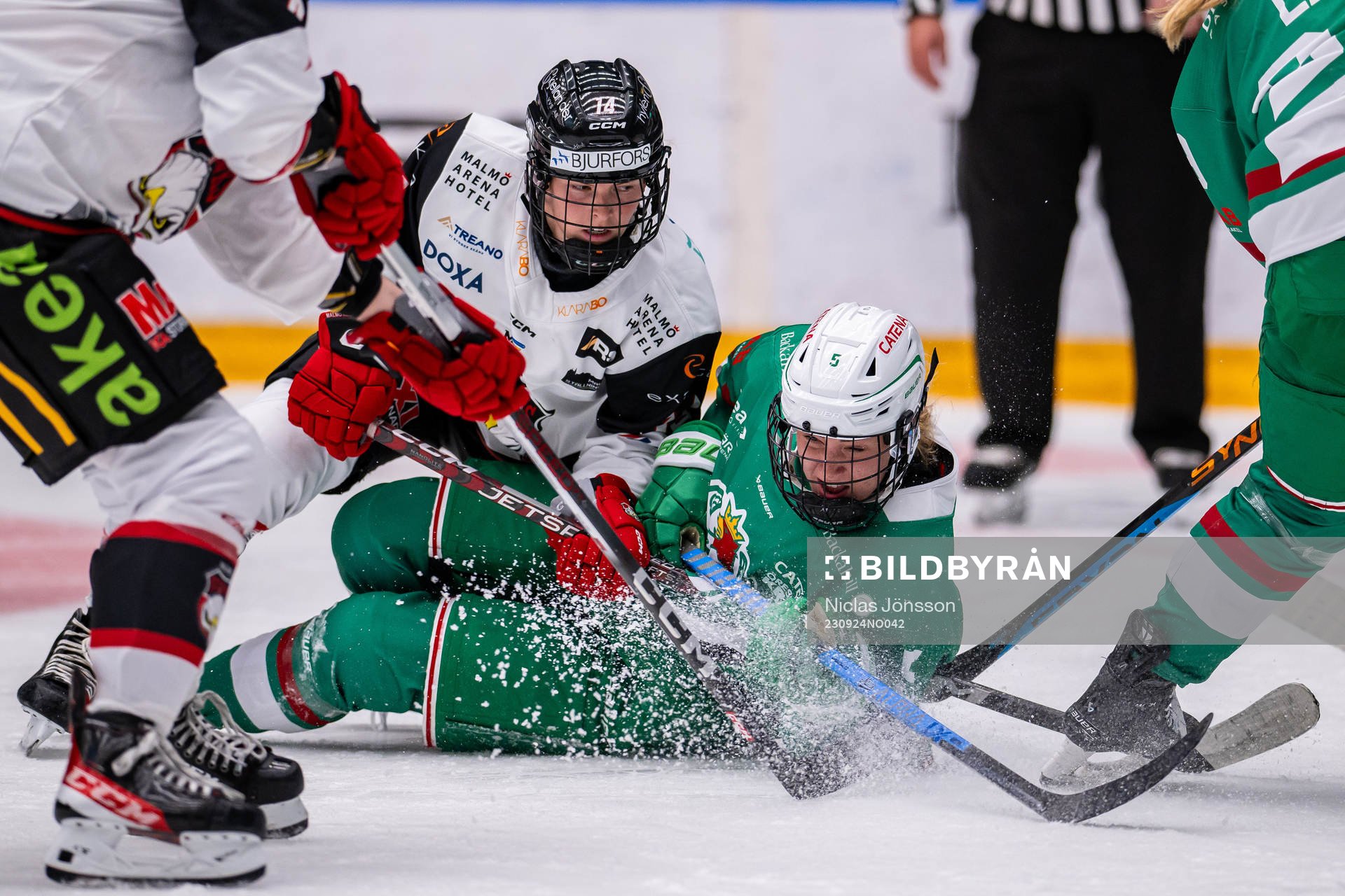 Malmö Redhawks Natalie Perry  och Rögles Amalie Andersen
