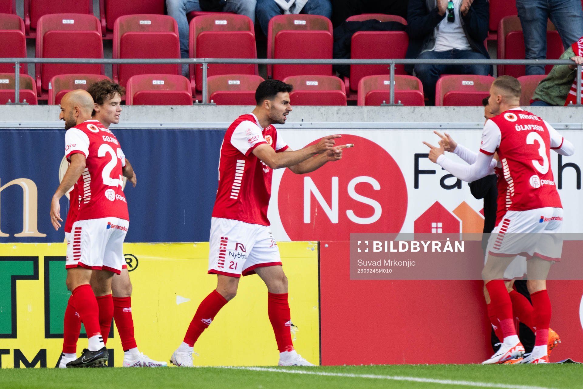 Kalmars Deniz Hummet jublar med lagkamrater