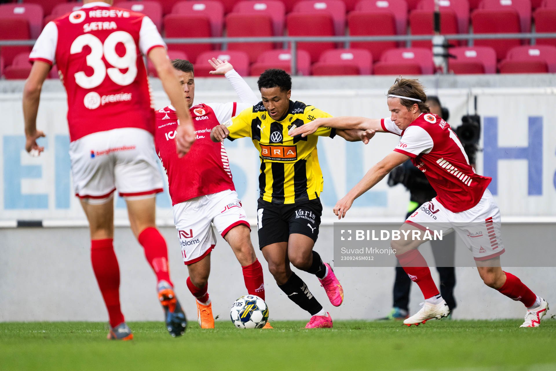 Häckens Momodou Lamin Sonko mot Kalmars Simon Skrabb och