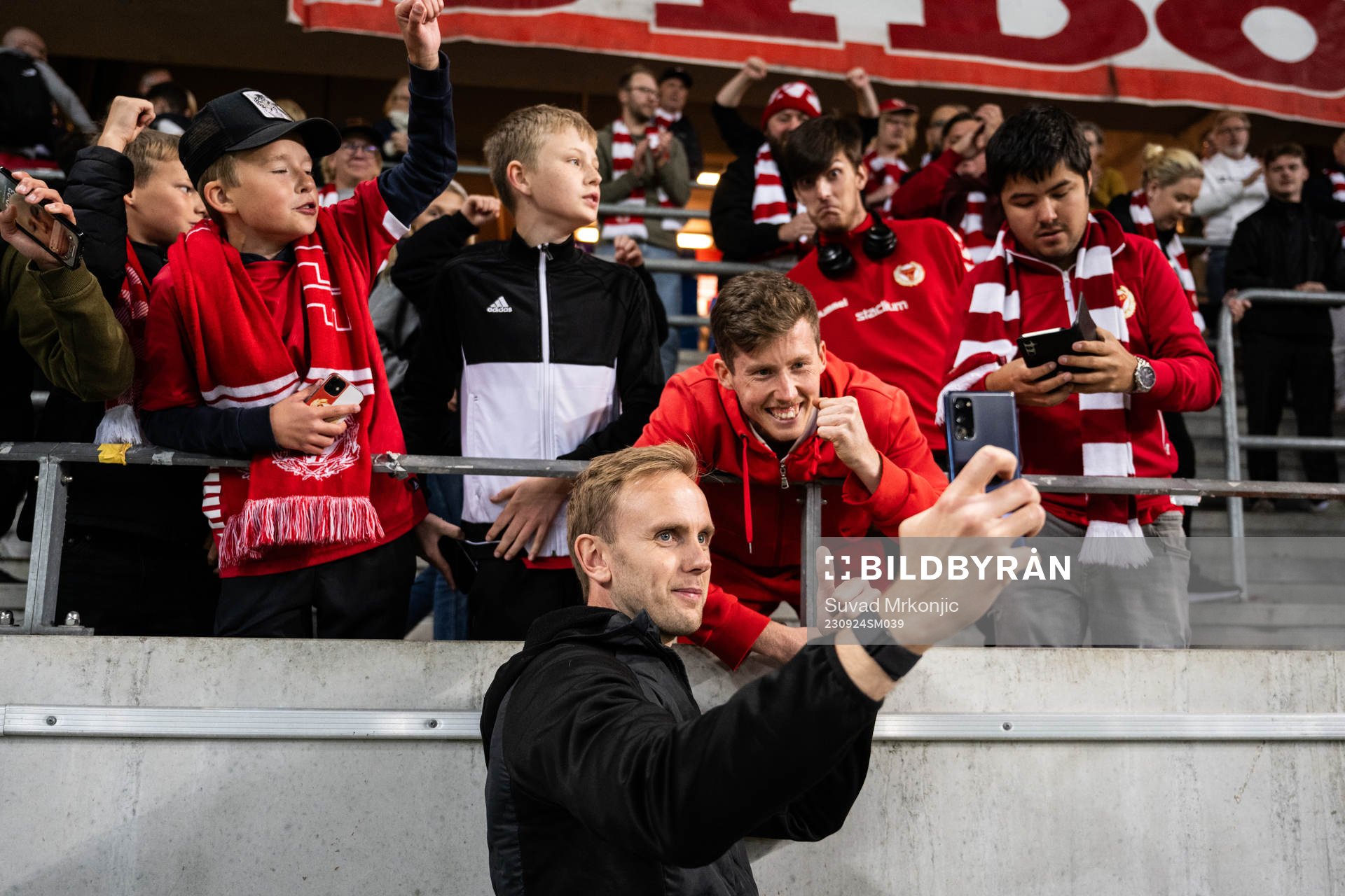 Kalmars tränare Henrik Jensen jublar med supportrar