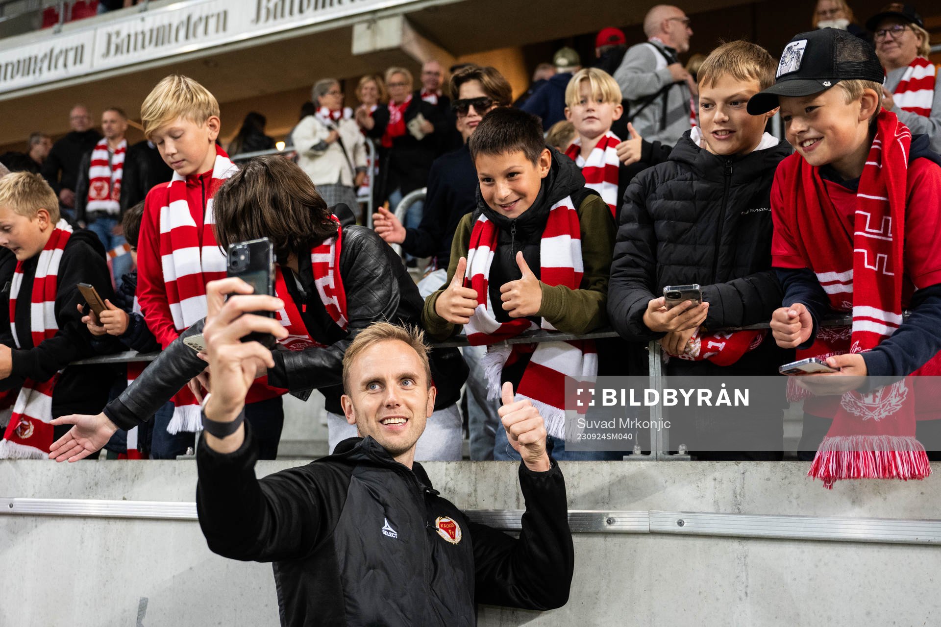 Kalmars tränare Henrik Jensen jublar med supportrar