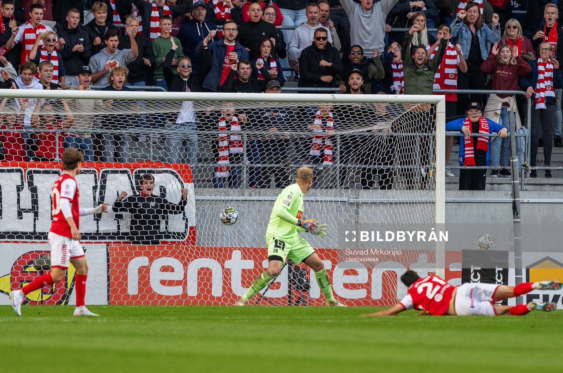 Kalmars Deniz Hummet gör 1-0 bakom Häckens målvakt Peter
