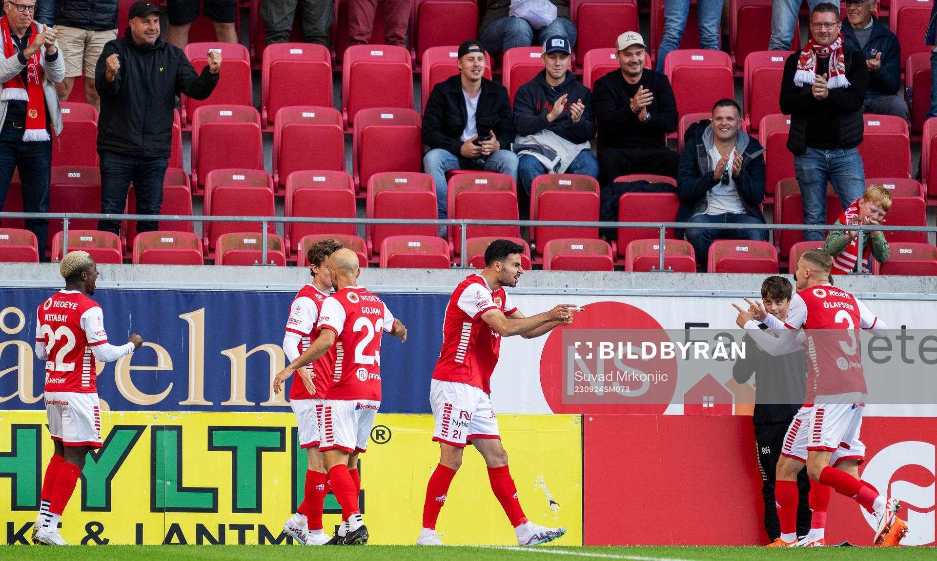 Kalmars Deniz Hummet jublar med lagkamrater