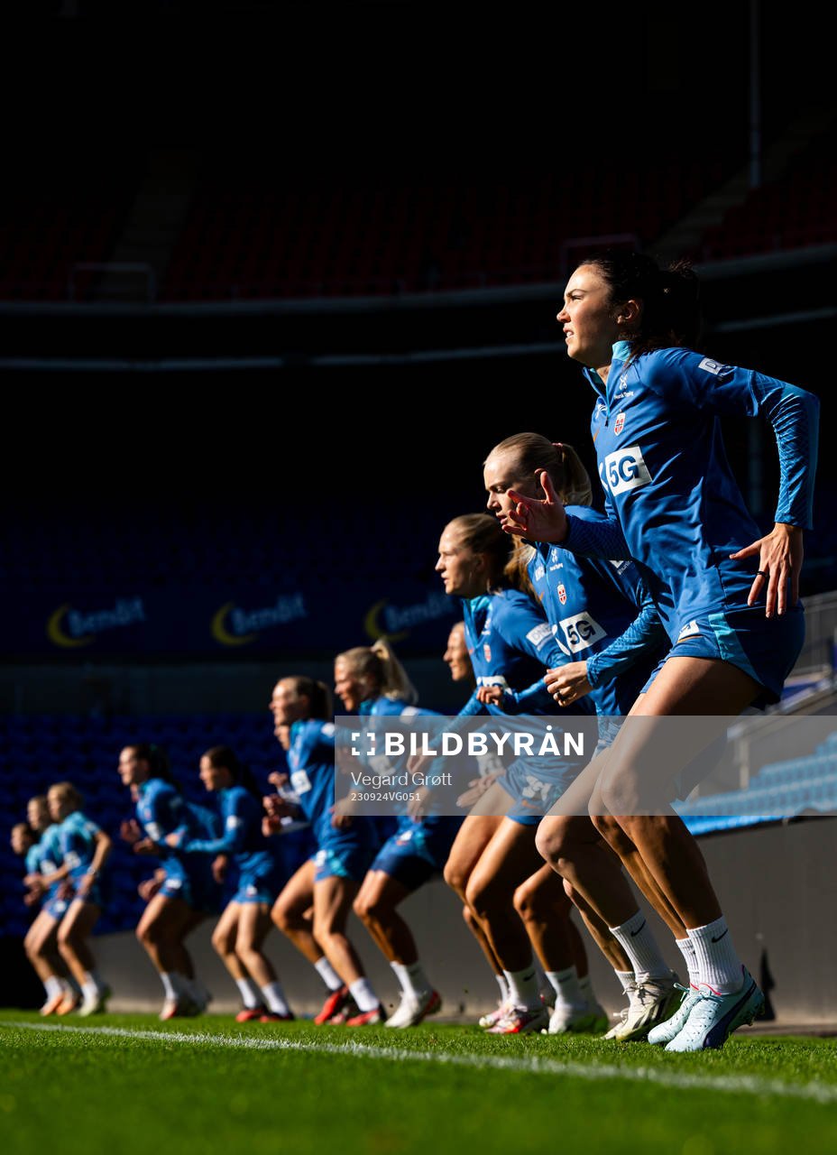 Ingrid Syrstad Engen and players of the Norwegian women's
