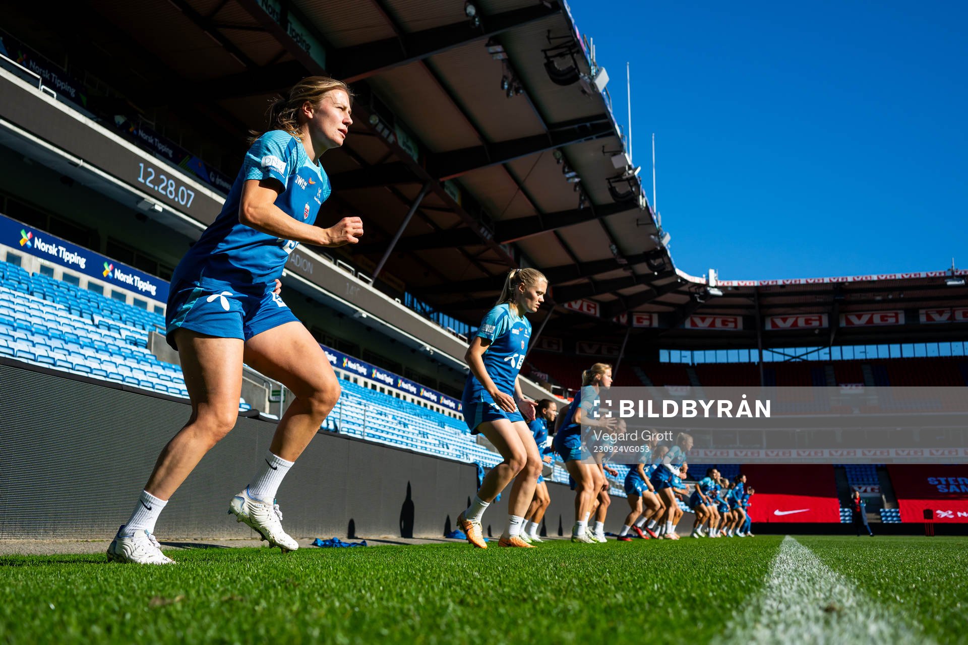 Cesilie Andreassen and players of the Norwegian women's