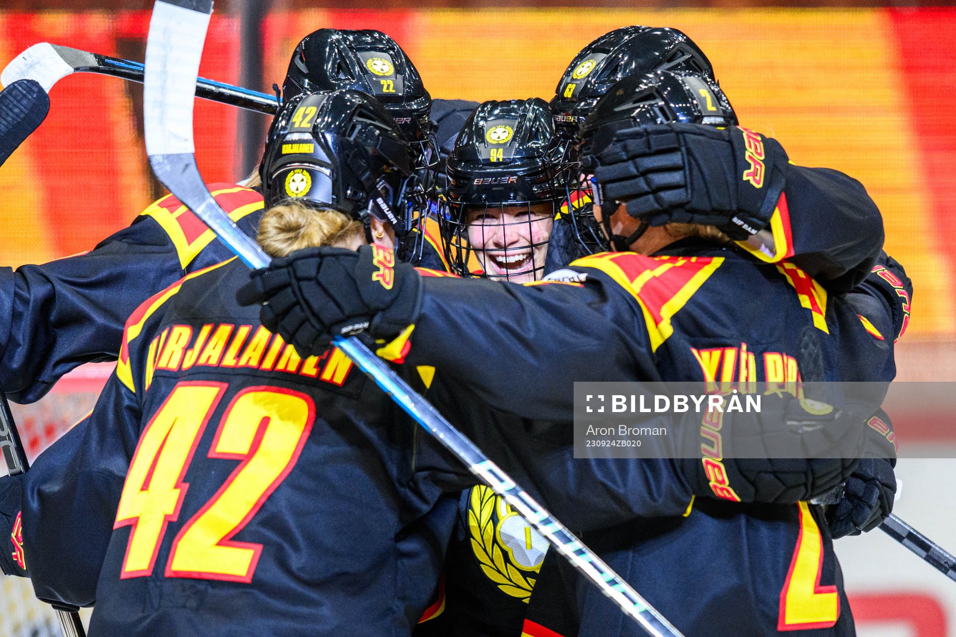 Brynäs Anna Meixner jublar med lagkamrater