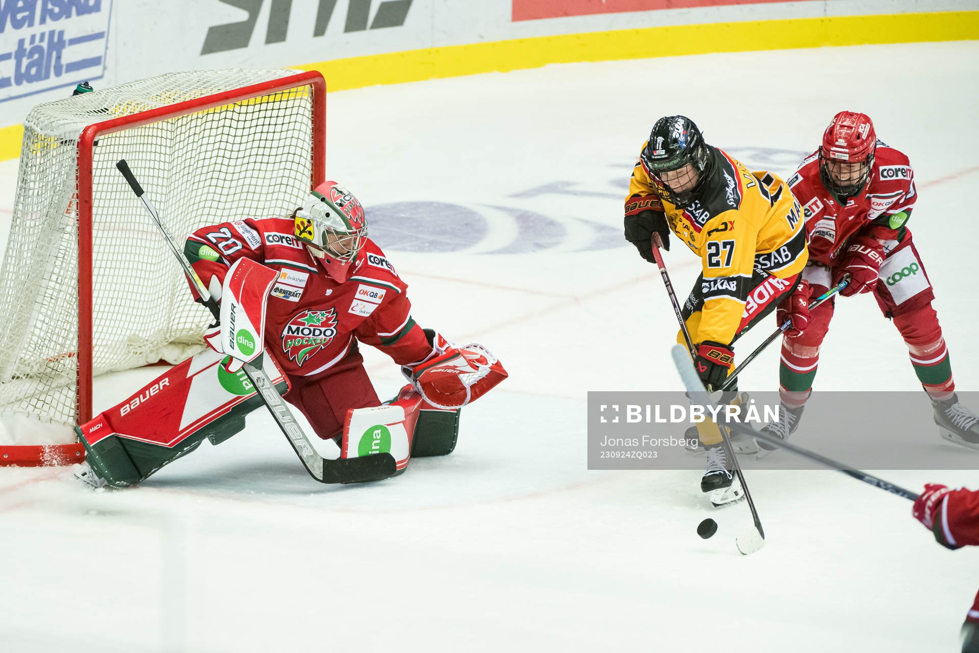 Modos målvakt Andrea Brändli och Luleås Jaycee Magwood