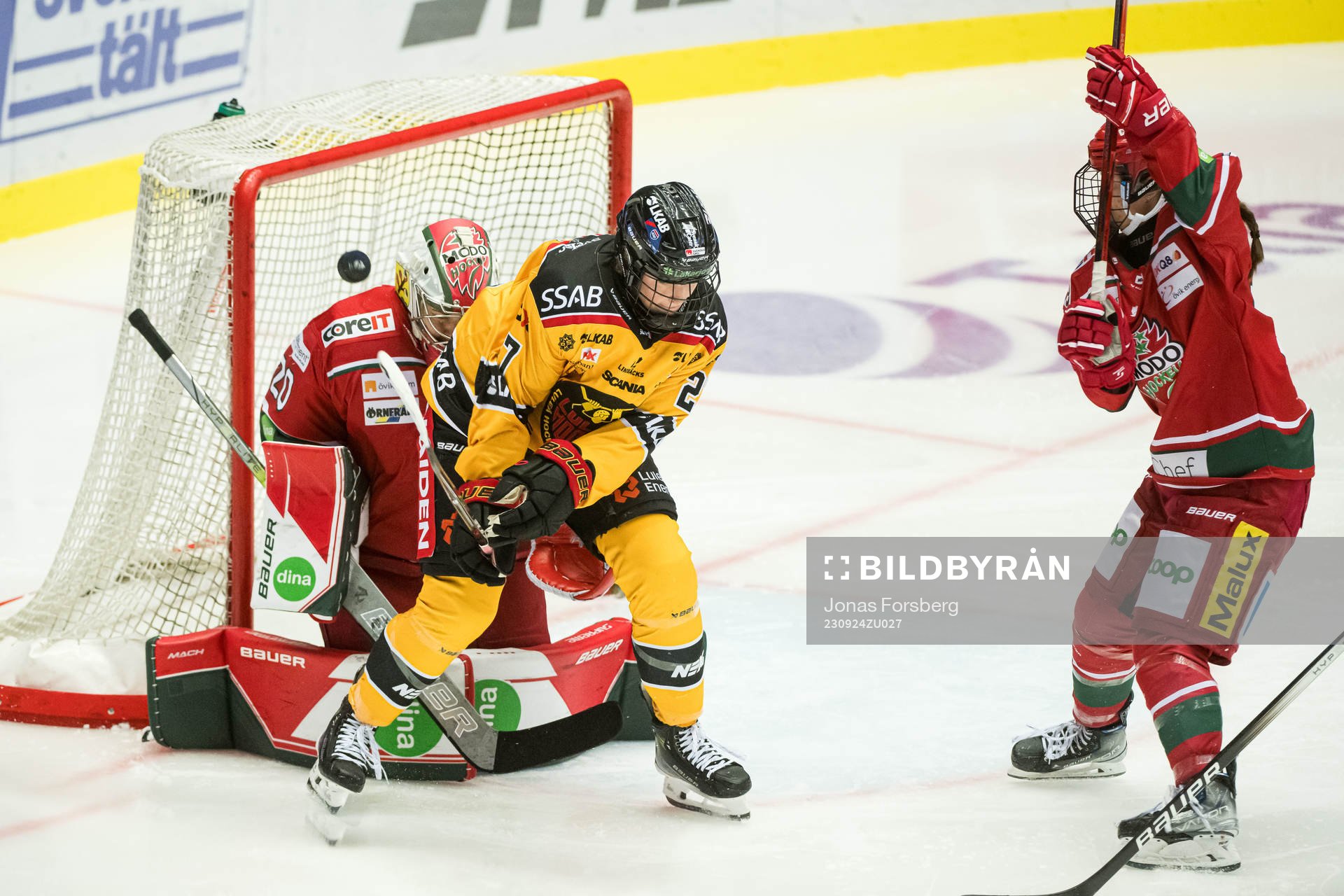 Luleås Jaycee Magwood och Modos målvakt Andrea Brändli