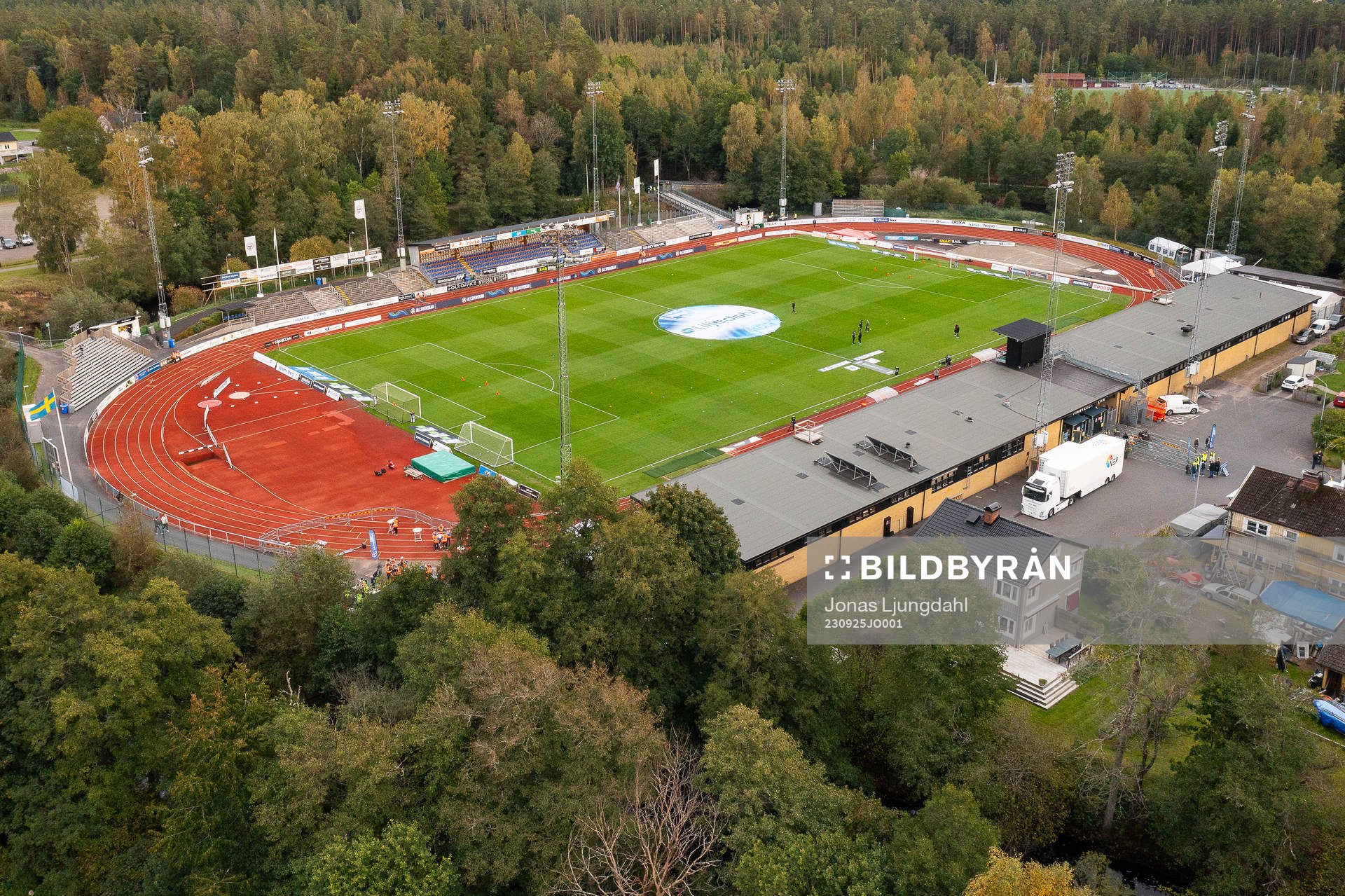 Drönarvy över Finnvedsvallen före fotbollsmatchen i