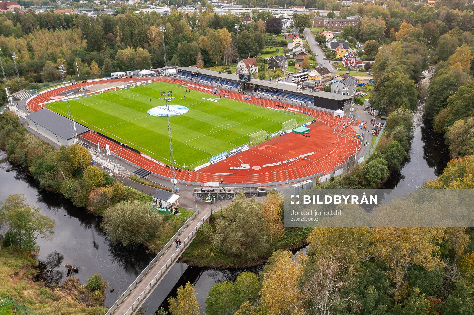 Drönarvy över Finnvedsvallen före fotbollsmatchen i
