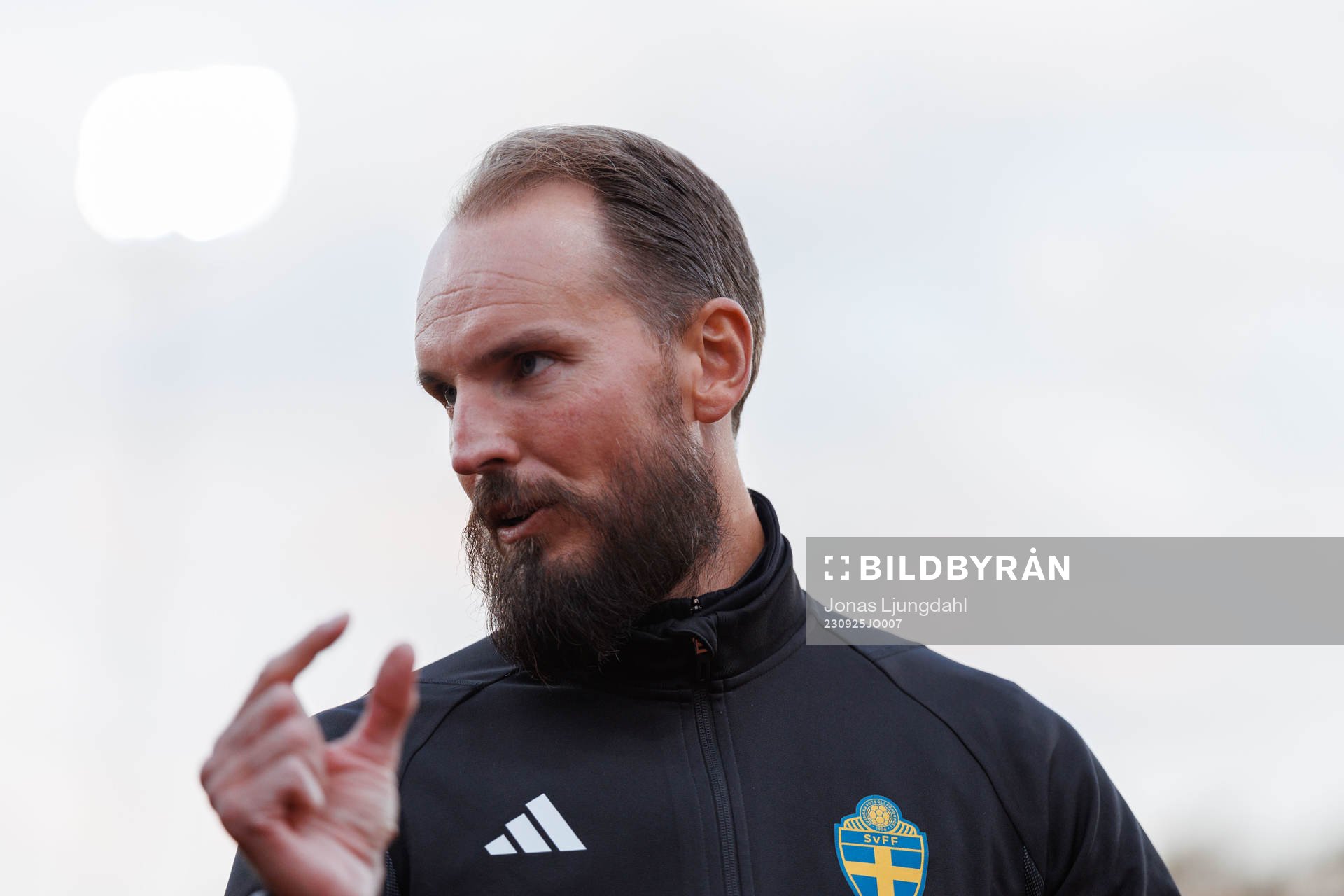 Domare Adi Aganovic före fotbollsmatchen i Allsvenskan
