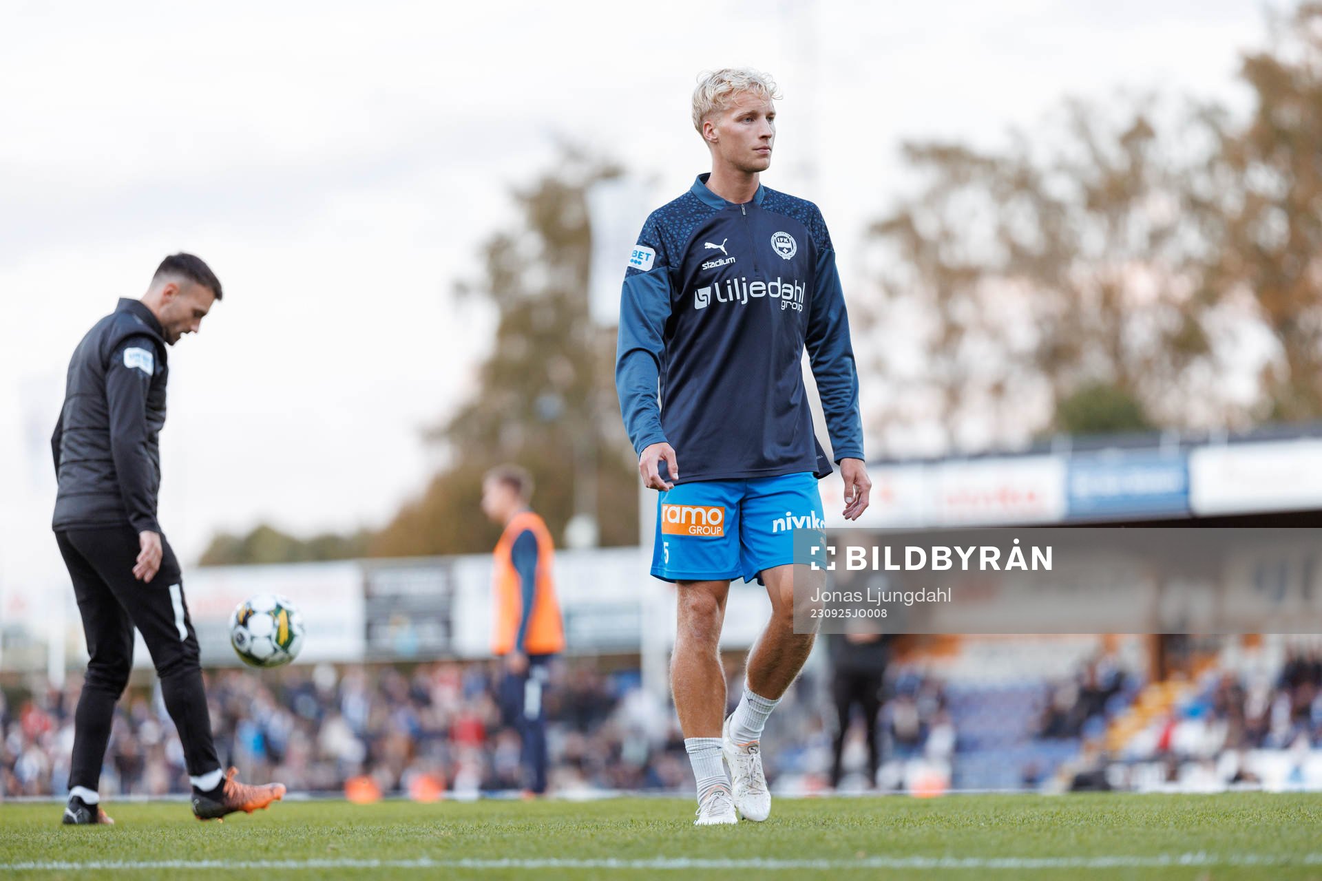 Värnamos Victor Larsson före fotbollsmatchen i