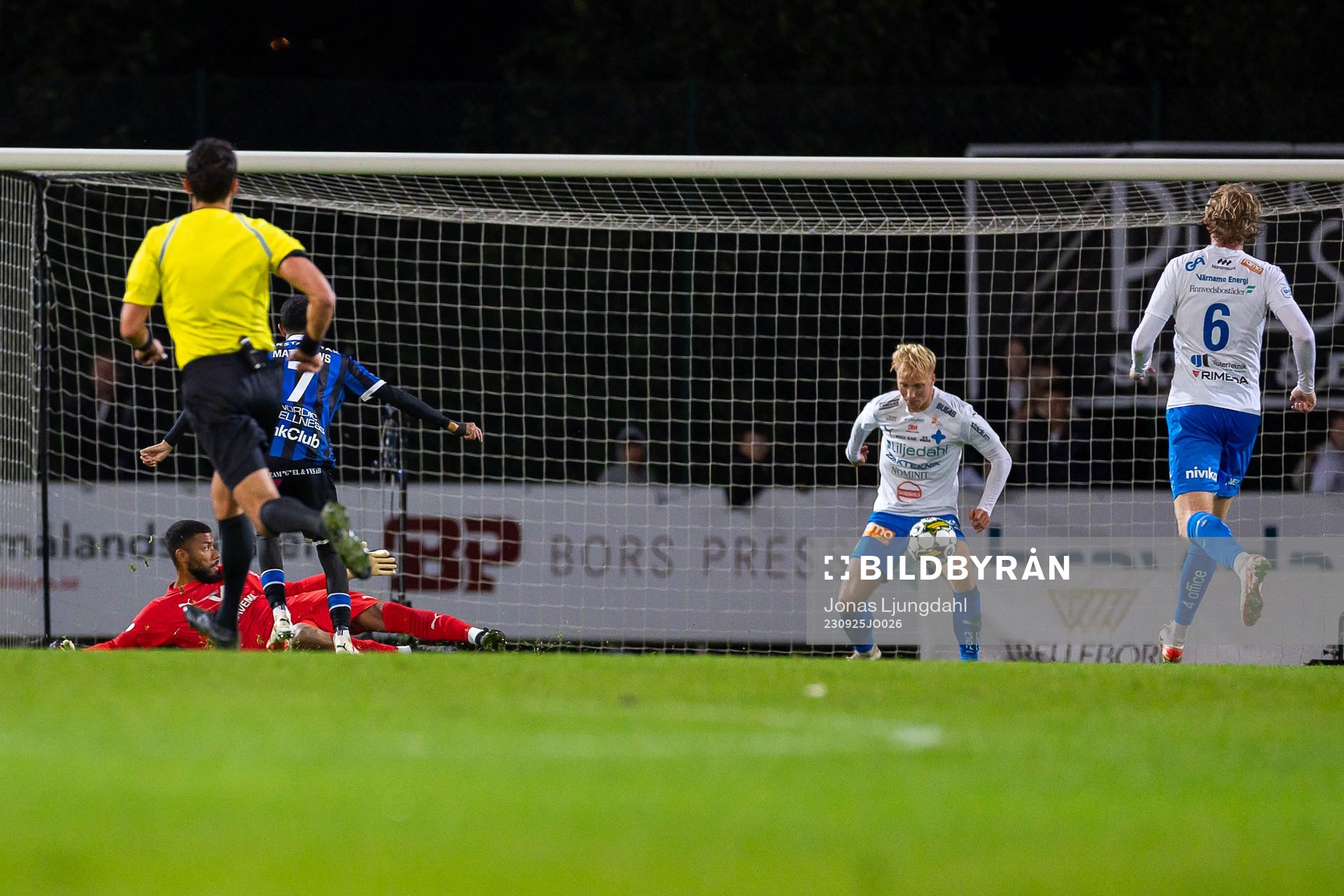 Värnamos Jonathan Ursin Rasheed faller när Sirius