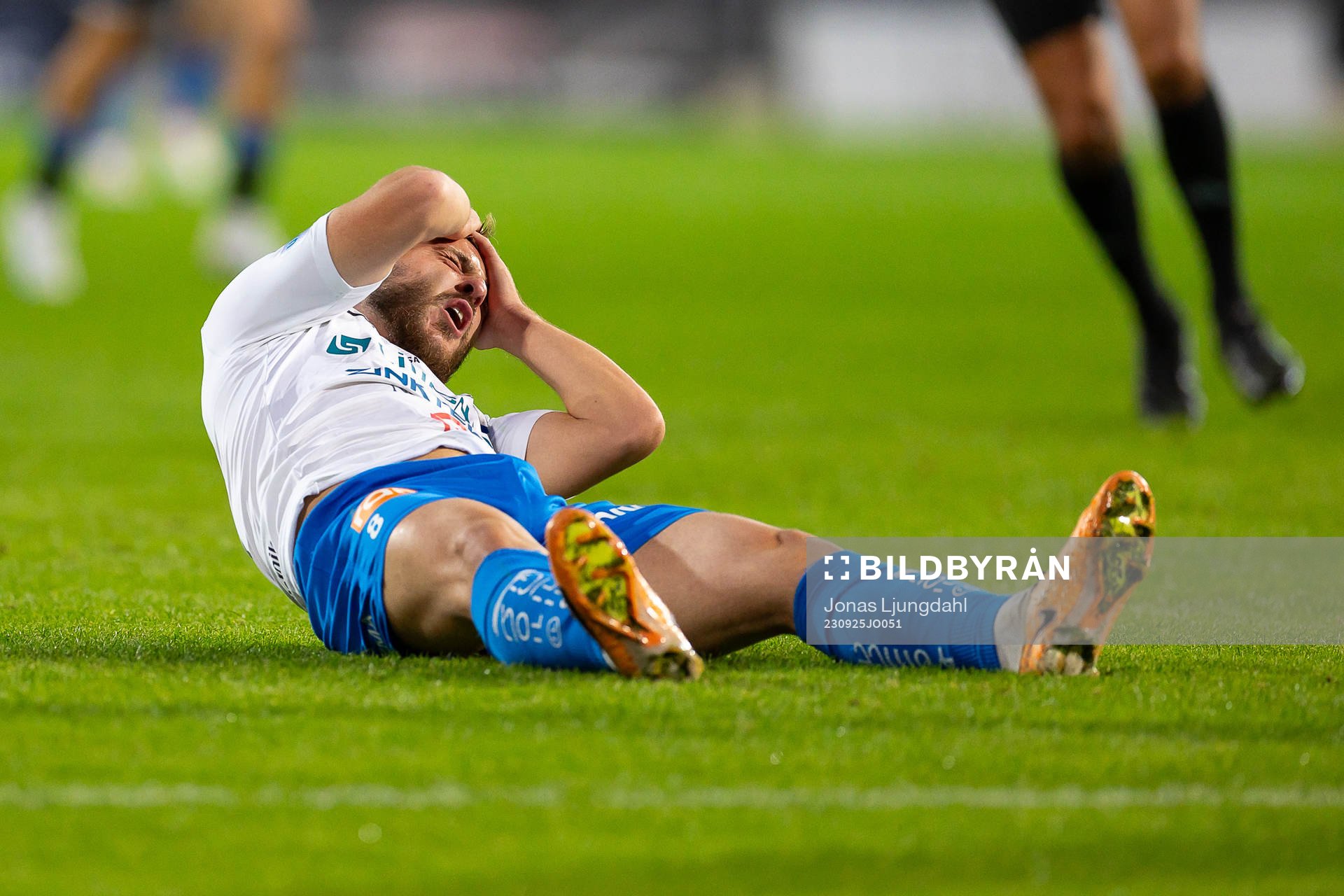 Värnamos Albion Ademi har ont