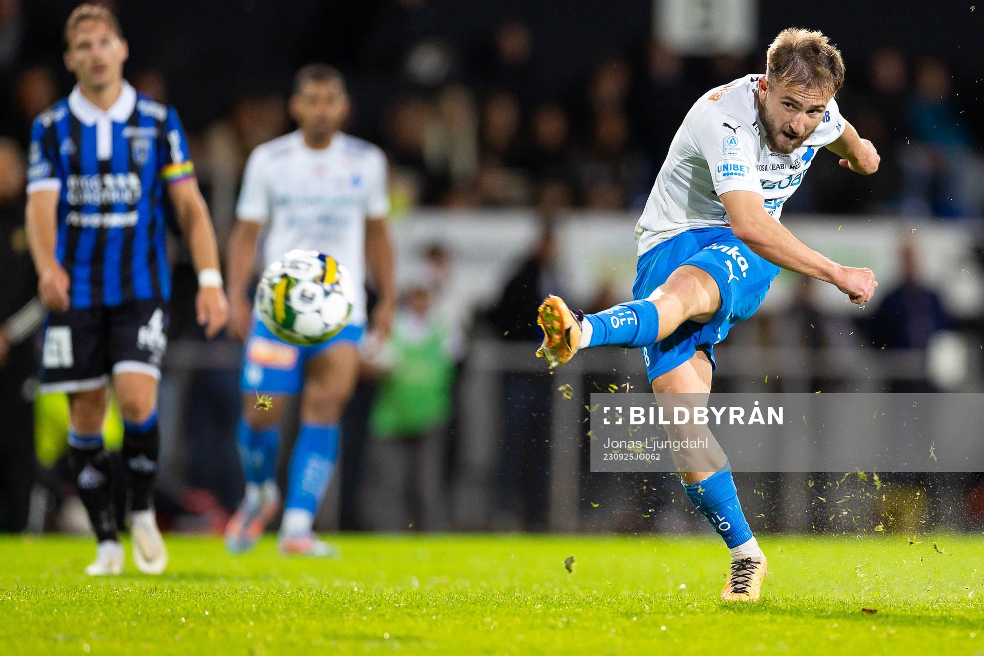 Värnamos Albion Ademi skjuter