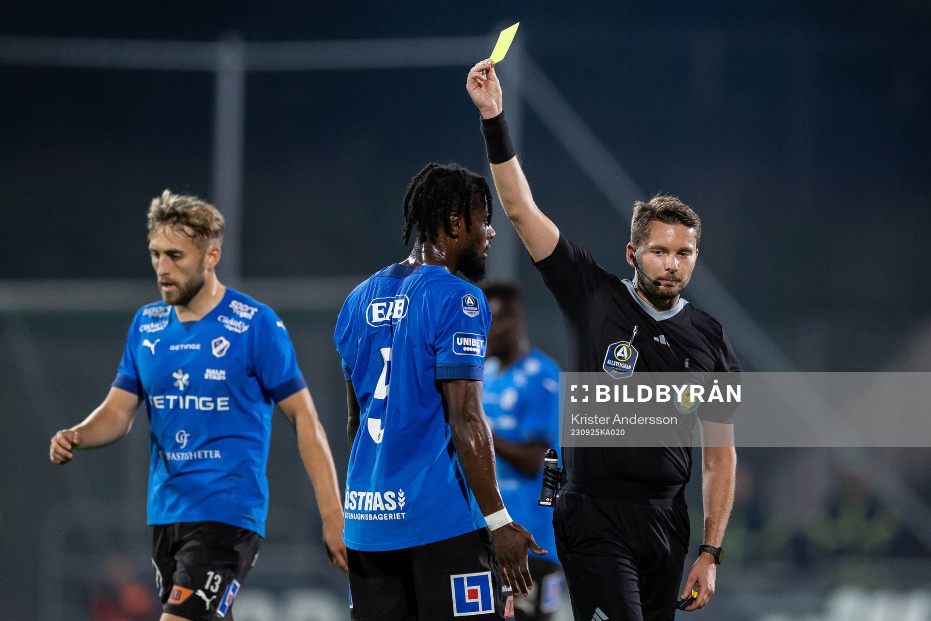 Halmstads Joseph Baffoe få ett gult kort