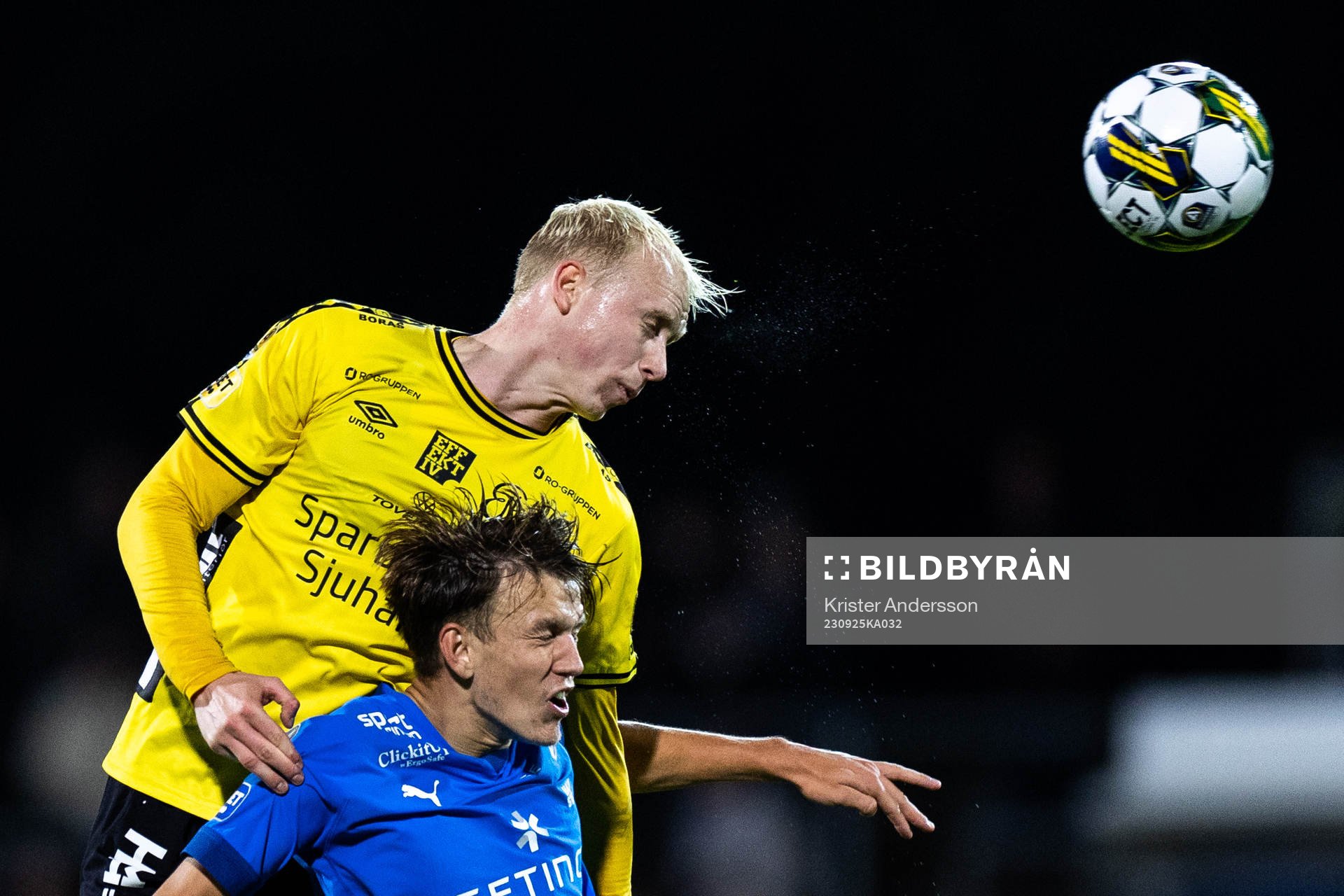 Elfsborgs André Boman och Halmstads Kazper Karlsson under fotbollsmatchen i Allsvenskan mellan Halmstad och Elfsborg den 25 september 2023 i Halmstad.