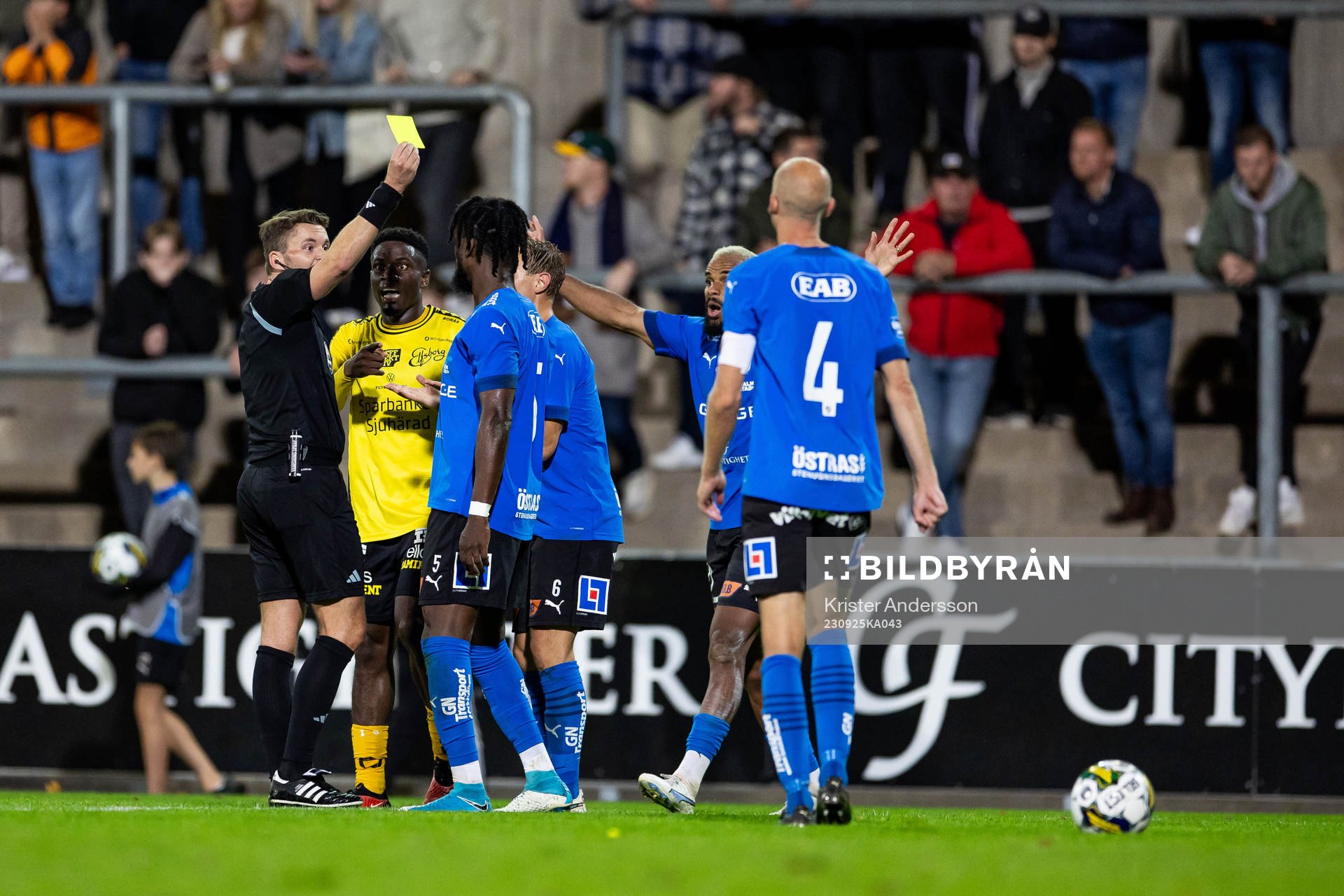 Halmstads Joseph Baffoe får gult kort