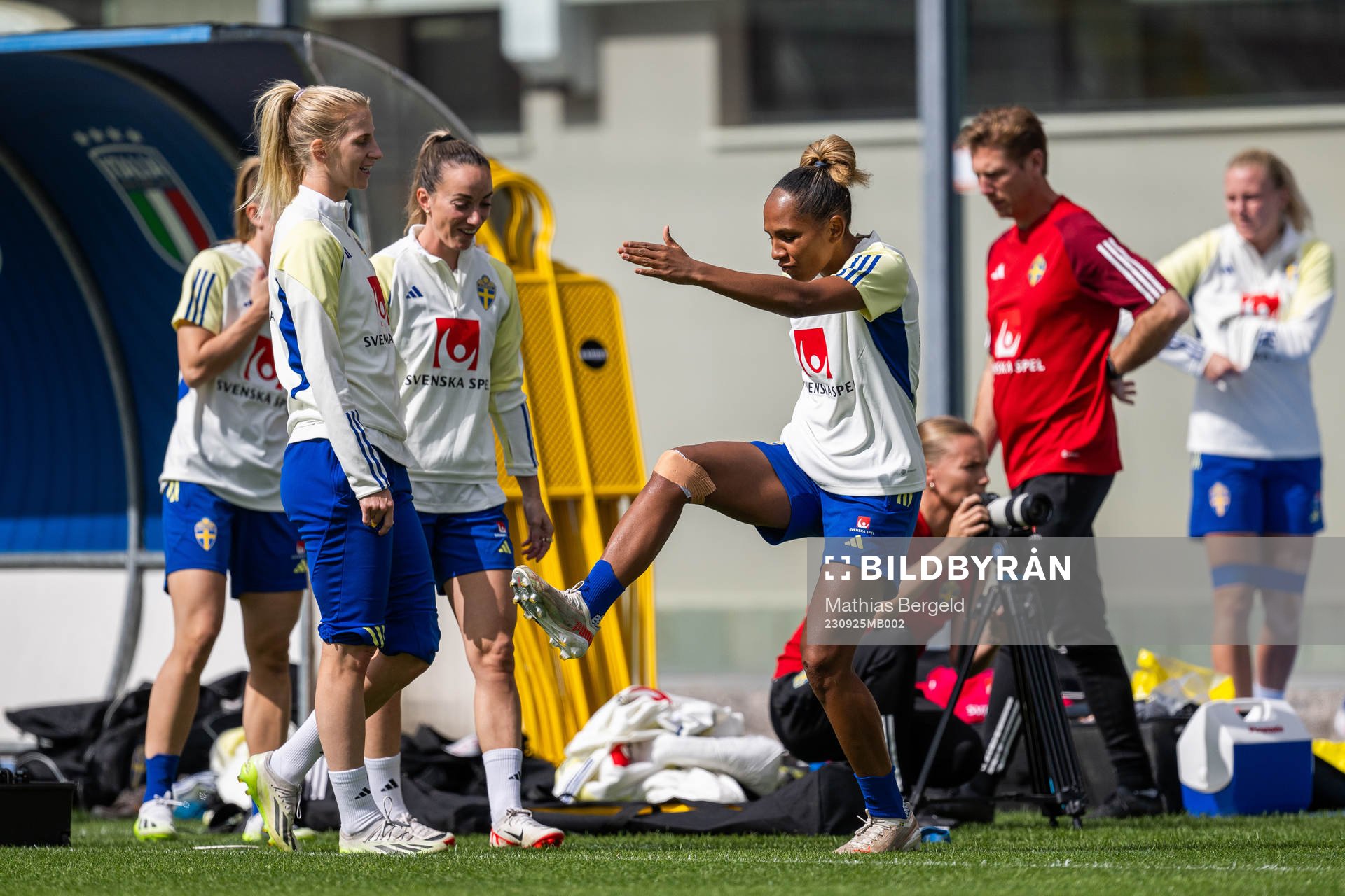 Sofia Jakobsson, Kosovare Asllani and Madelen Janogy of the