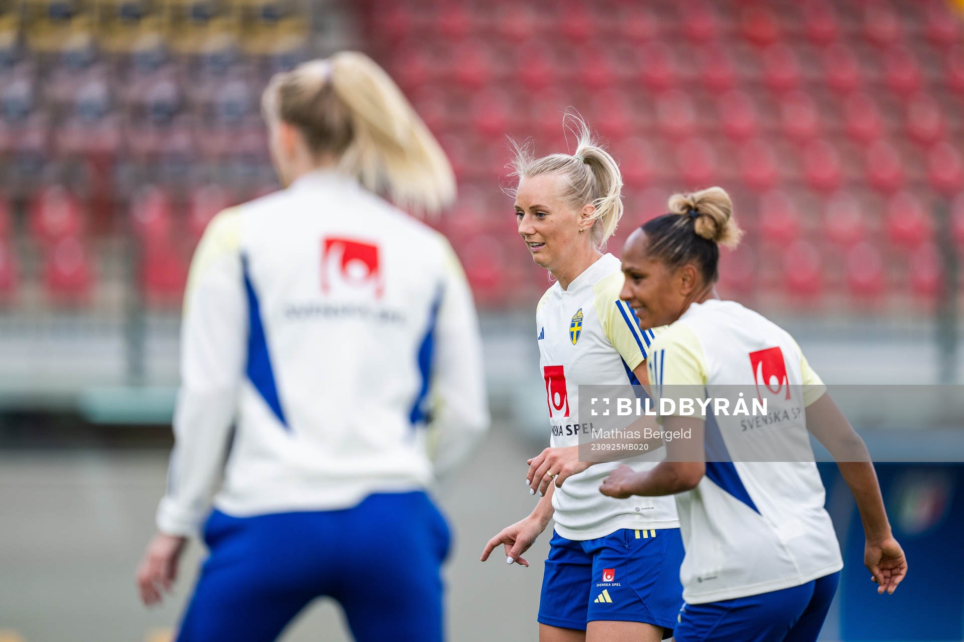 Stina Blackstenius and Madelen Janogy of the Swedish