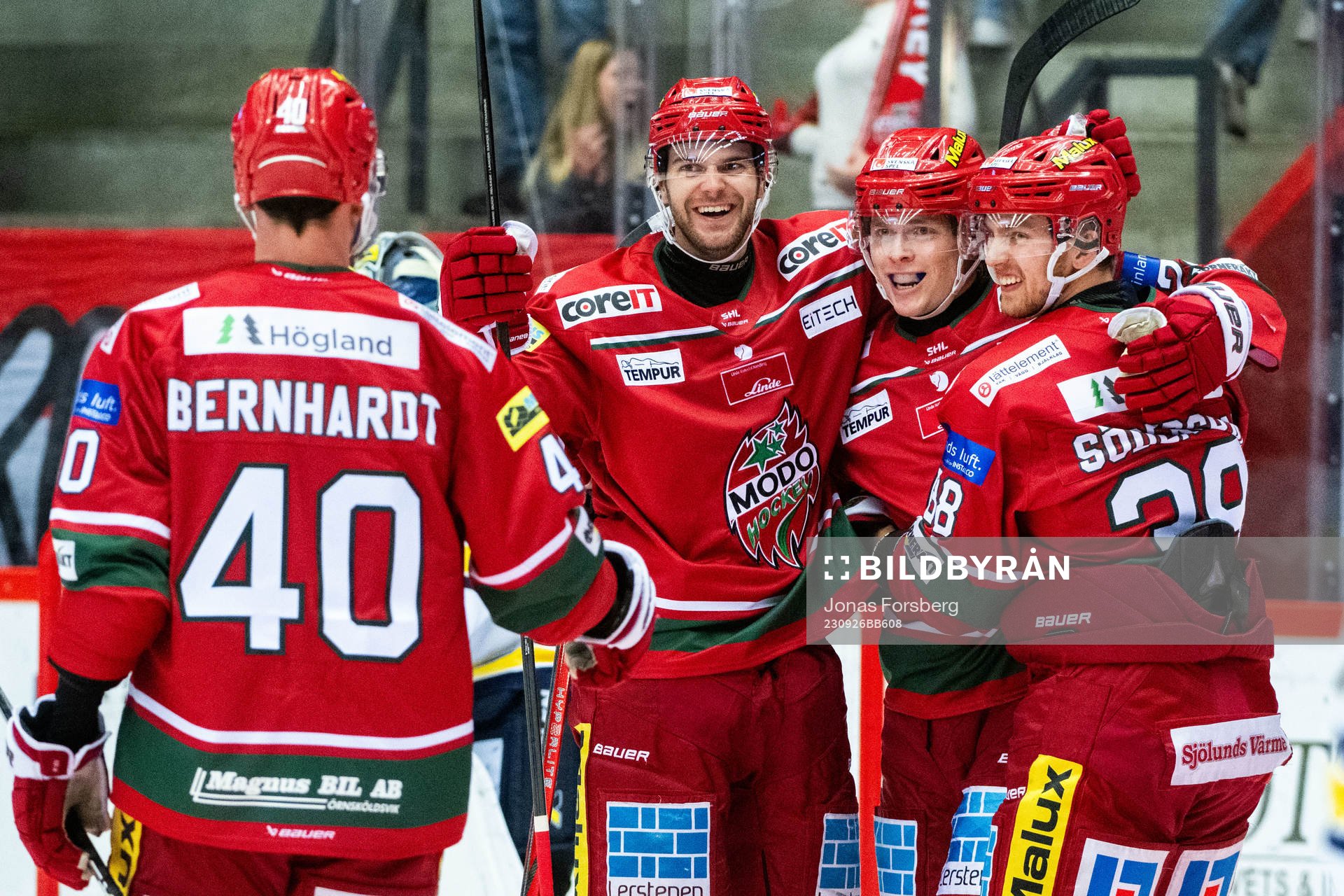 MoDos Erik Walli Walterholm jublar med lagkamrater